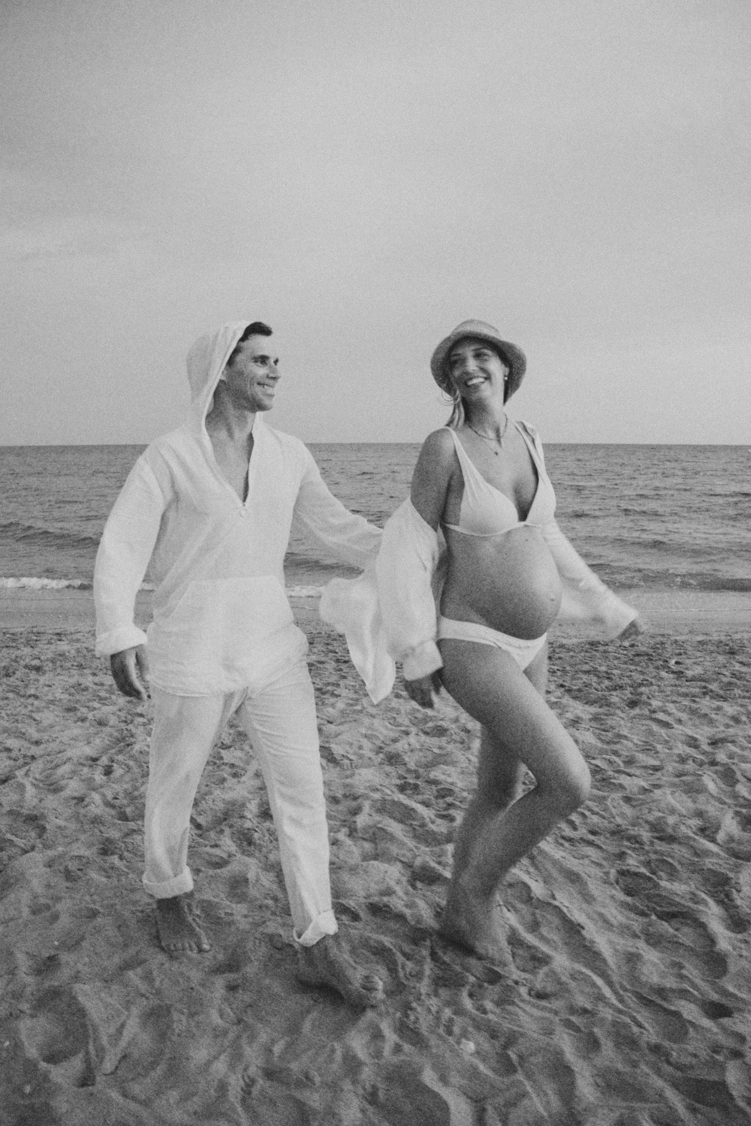 Sesión embarazo en la playa. Fotografía profesional en Calafell - Elena Medvedeva