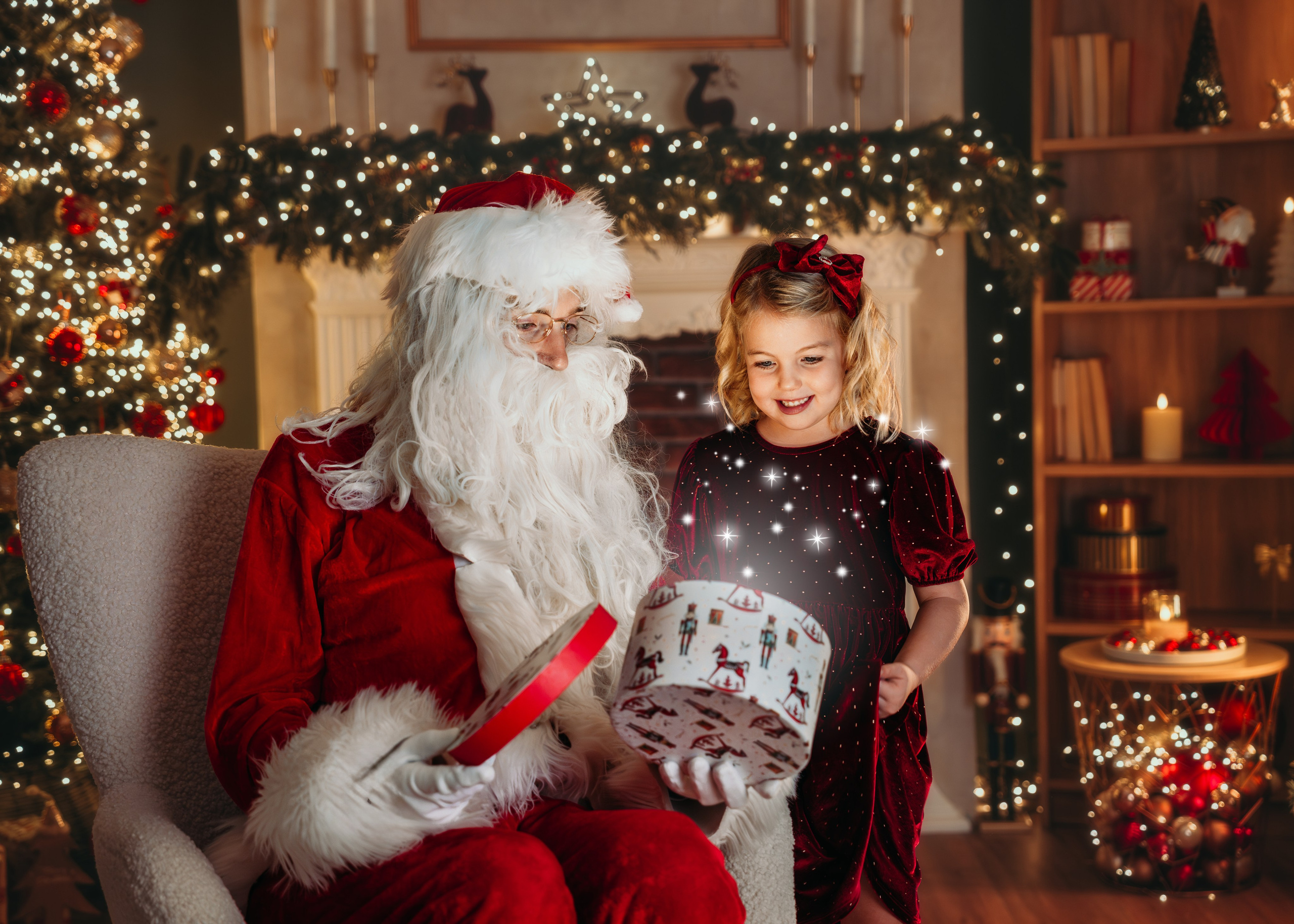 Profesionalno novogodišnje fotografisanje porodica iz Novog Beograda, praznični set sa jelkom i poklonima.