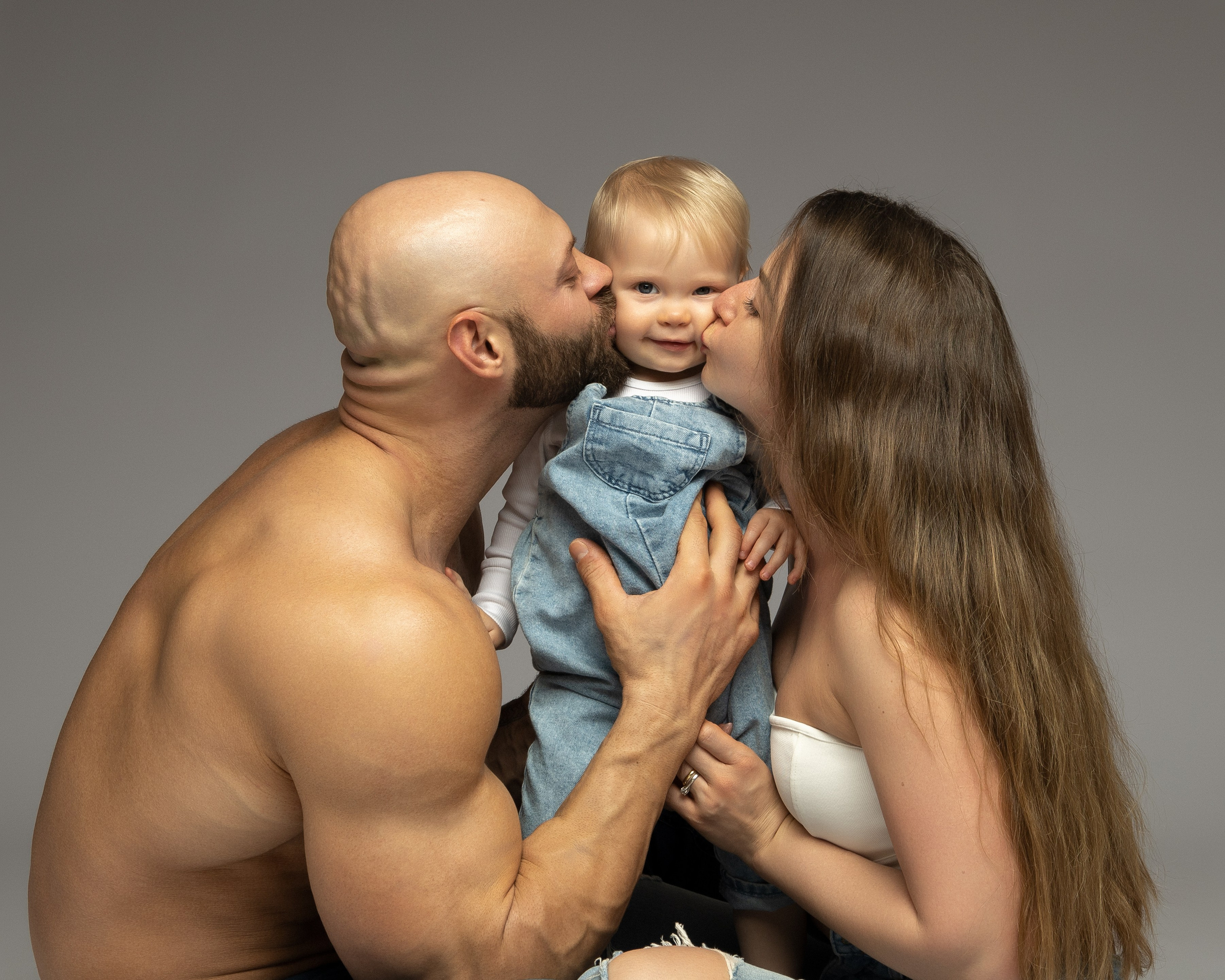 Alex und Anastasija küssen liebevoll ihre Tochter – zärtlicher Familienmoment