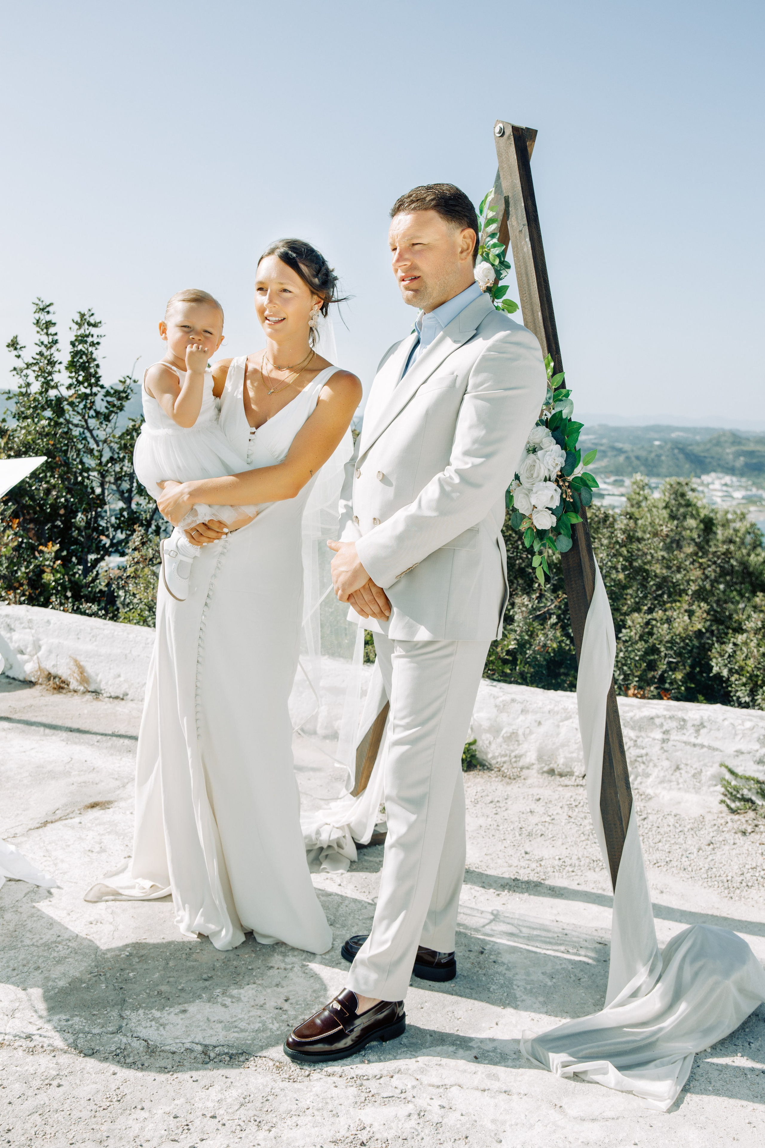 Ring exchange ceremony. Portrait- und Hochzeitsfotografin Irene Art Photo mit Sitz auf der griechischen Insel Rhodos