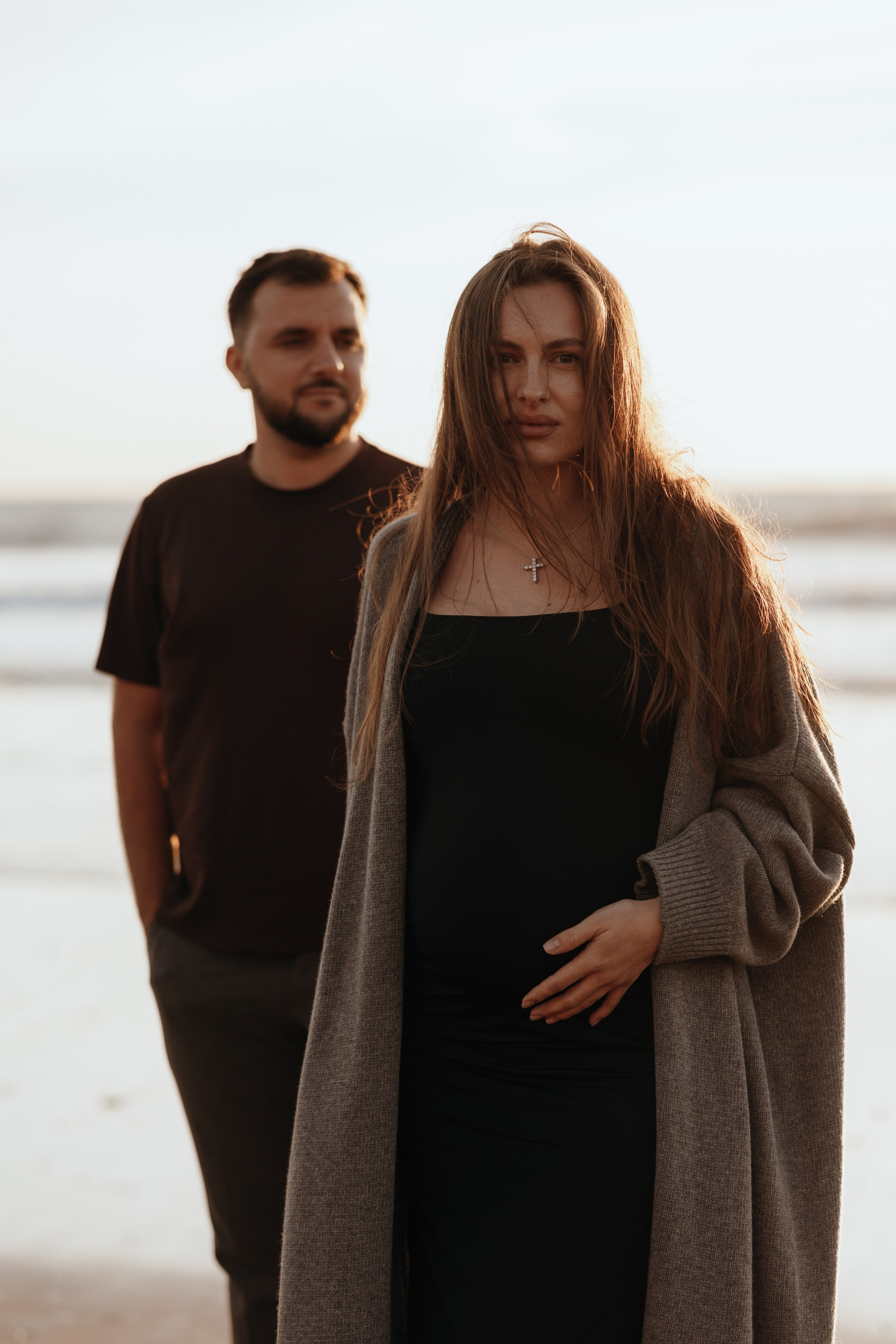 Sunset maternity photoshoot. Annah Louwagie — Lifestyle photographer for couples, families & brands | France & worldwide