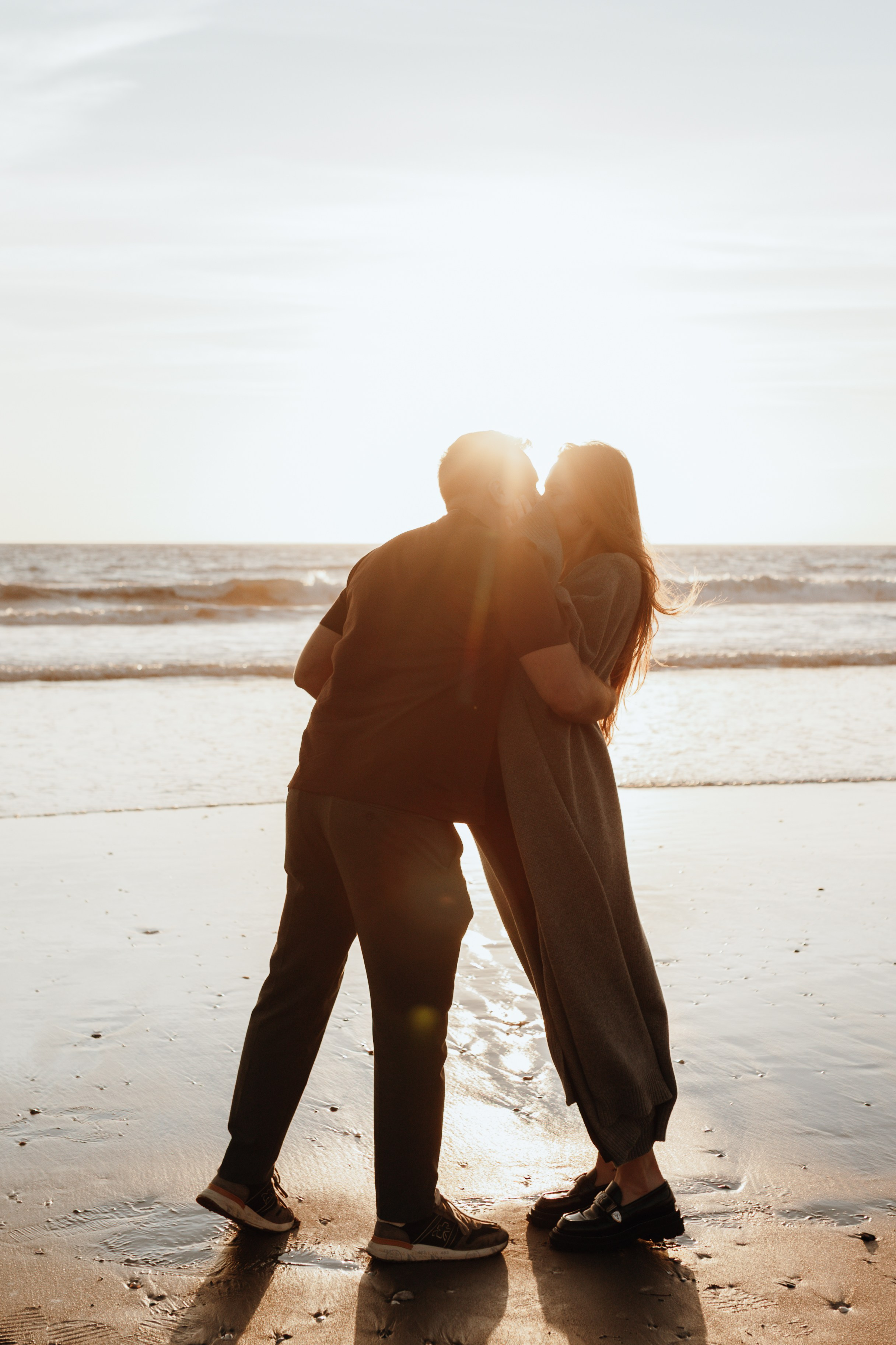 Sunset maternity photoshoot. Annah Louwagie — Lifestyle photographer for couples, families & brands | France & worldwide