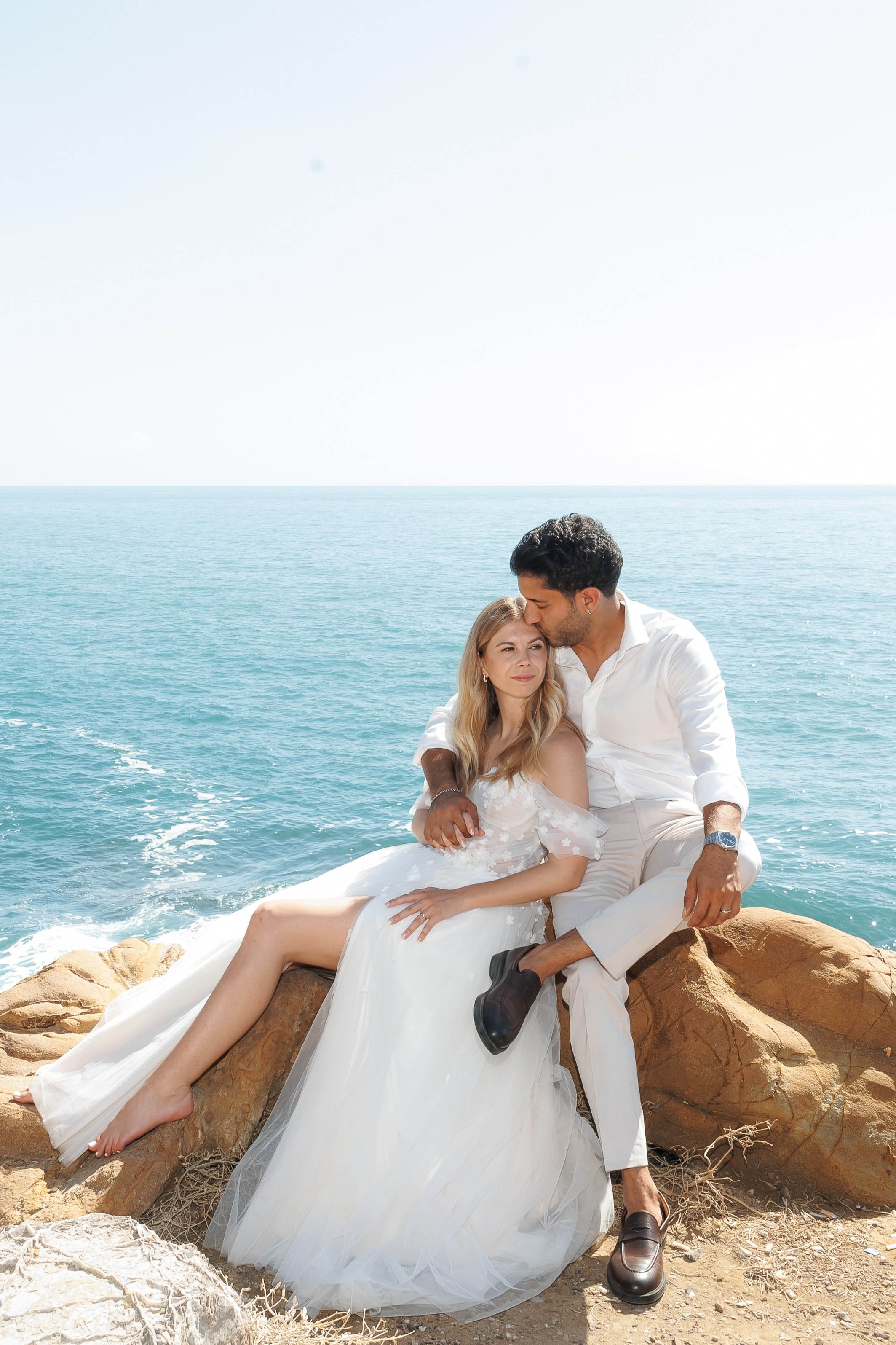 Brautpaar küsst sich am Meer beim Destination Wedding in Spanien – Hochzeitsfotograf Spanien | Nataliia Schütze 