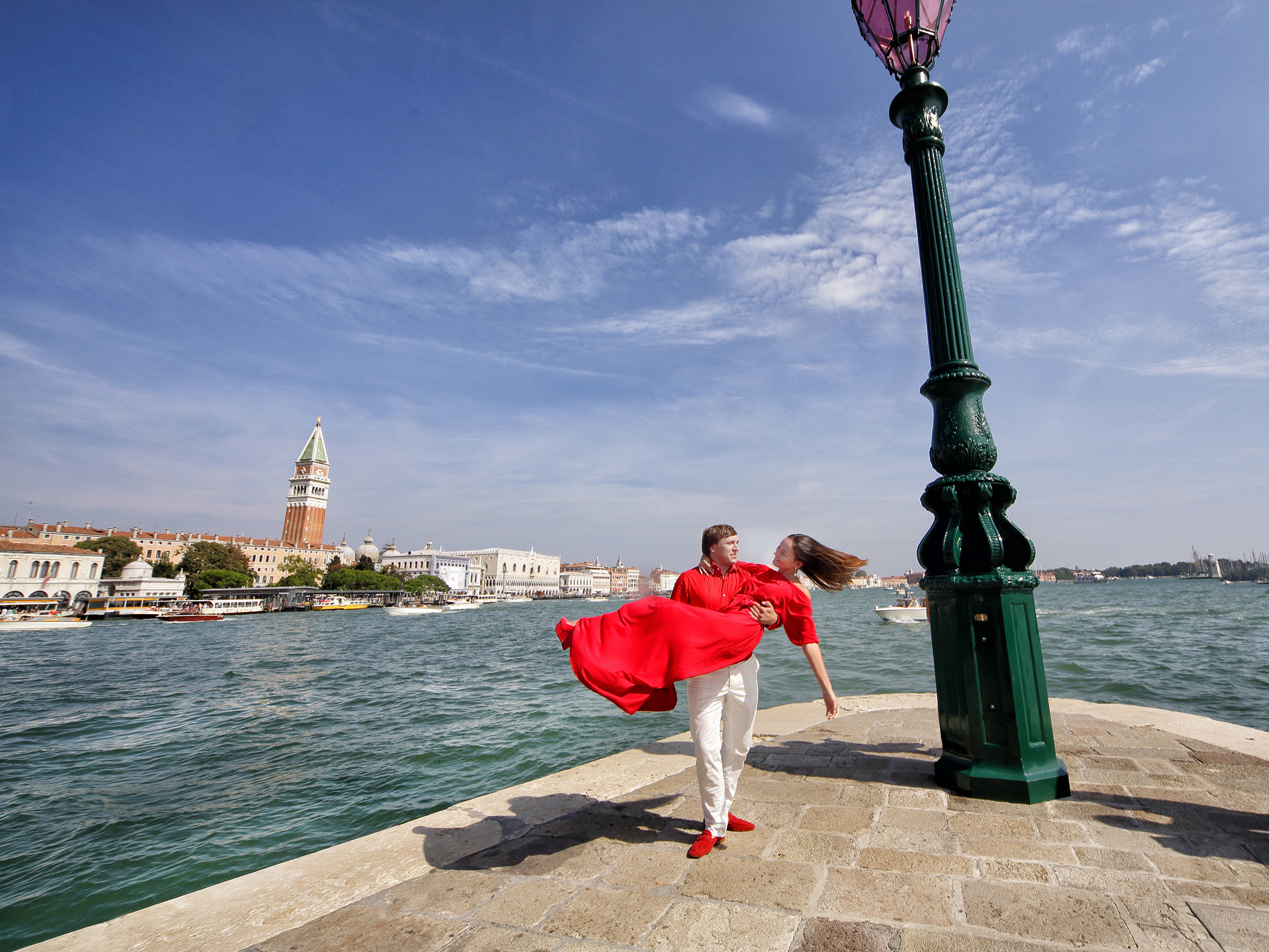 Historia de amor. Luxury wedding, portrait, family photographer over Europe