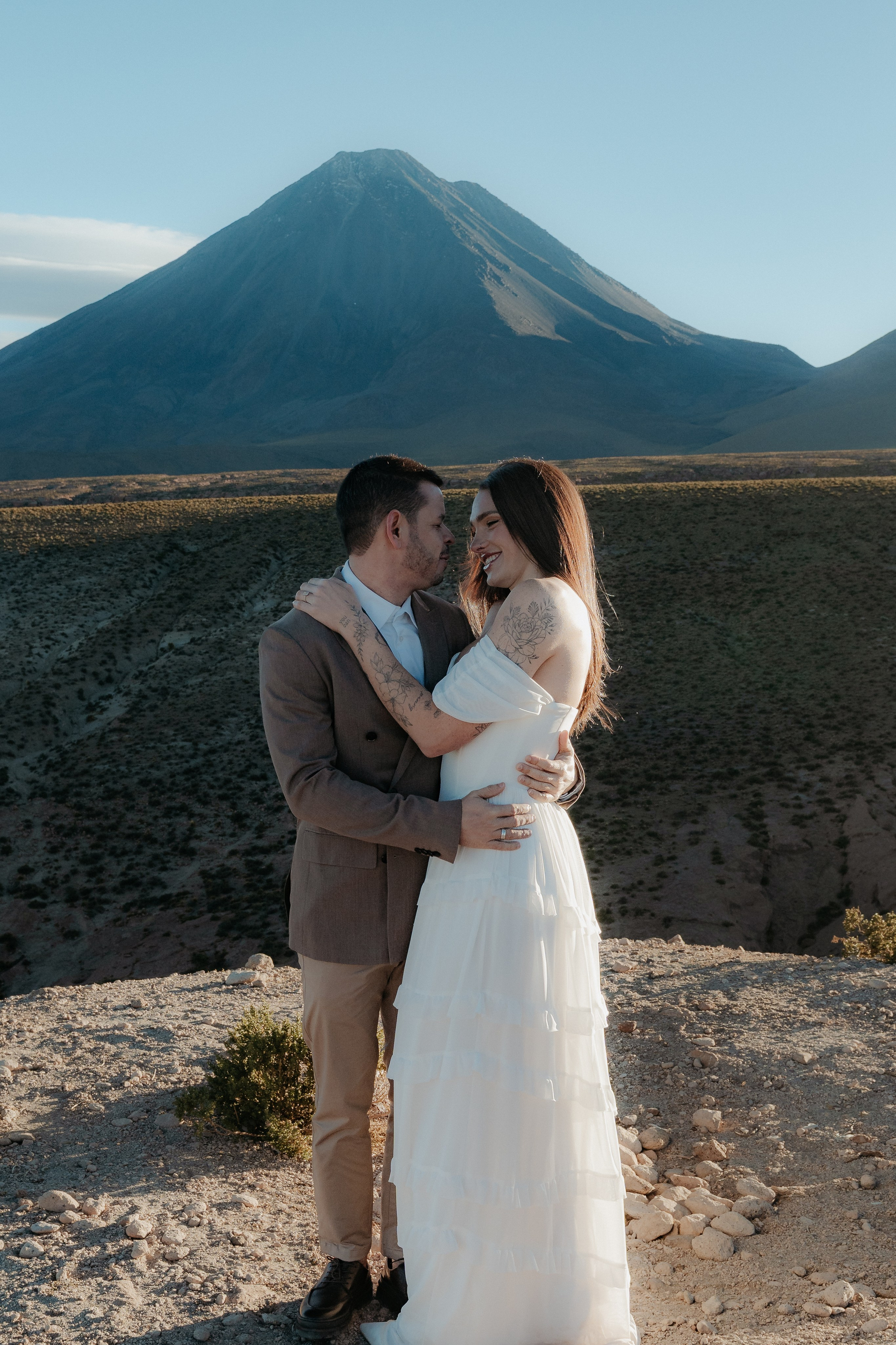 Pre-wedding no mirante do vulcão Licancabur. Photographer in San Pedro de Atacama