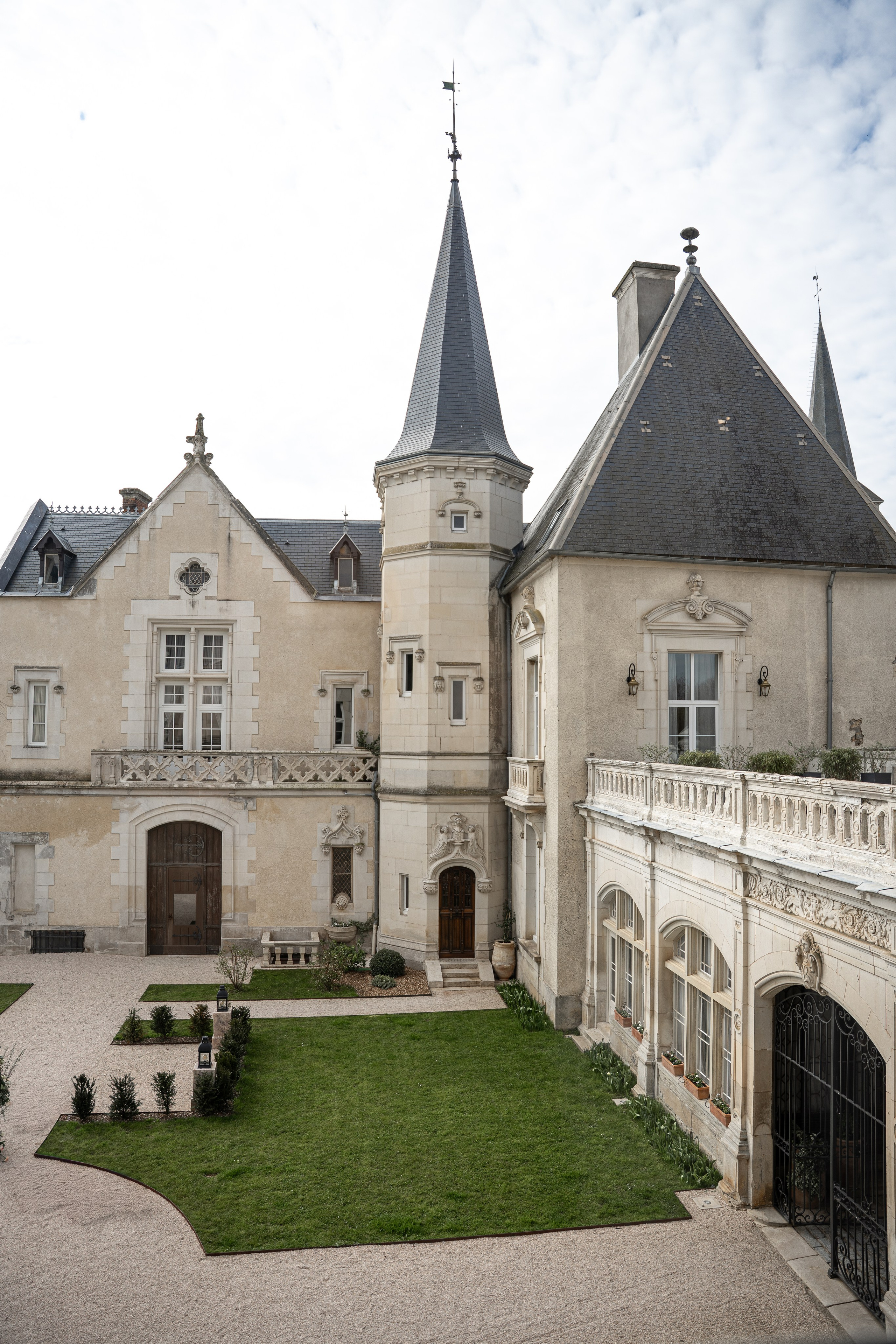 Chateau elopement inspiration. Wedding photographer in Paris Oksana Shum