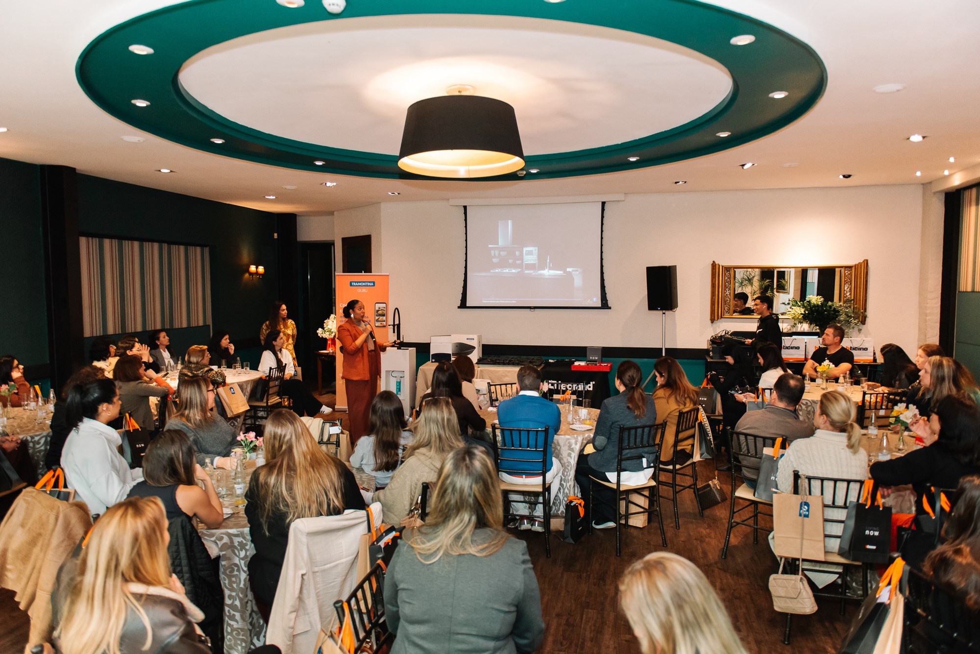 Café + Conteúdo | Casa Pinezi. 78 Imagens