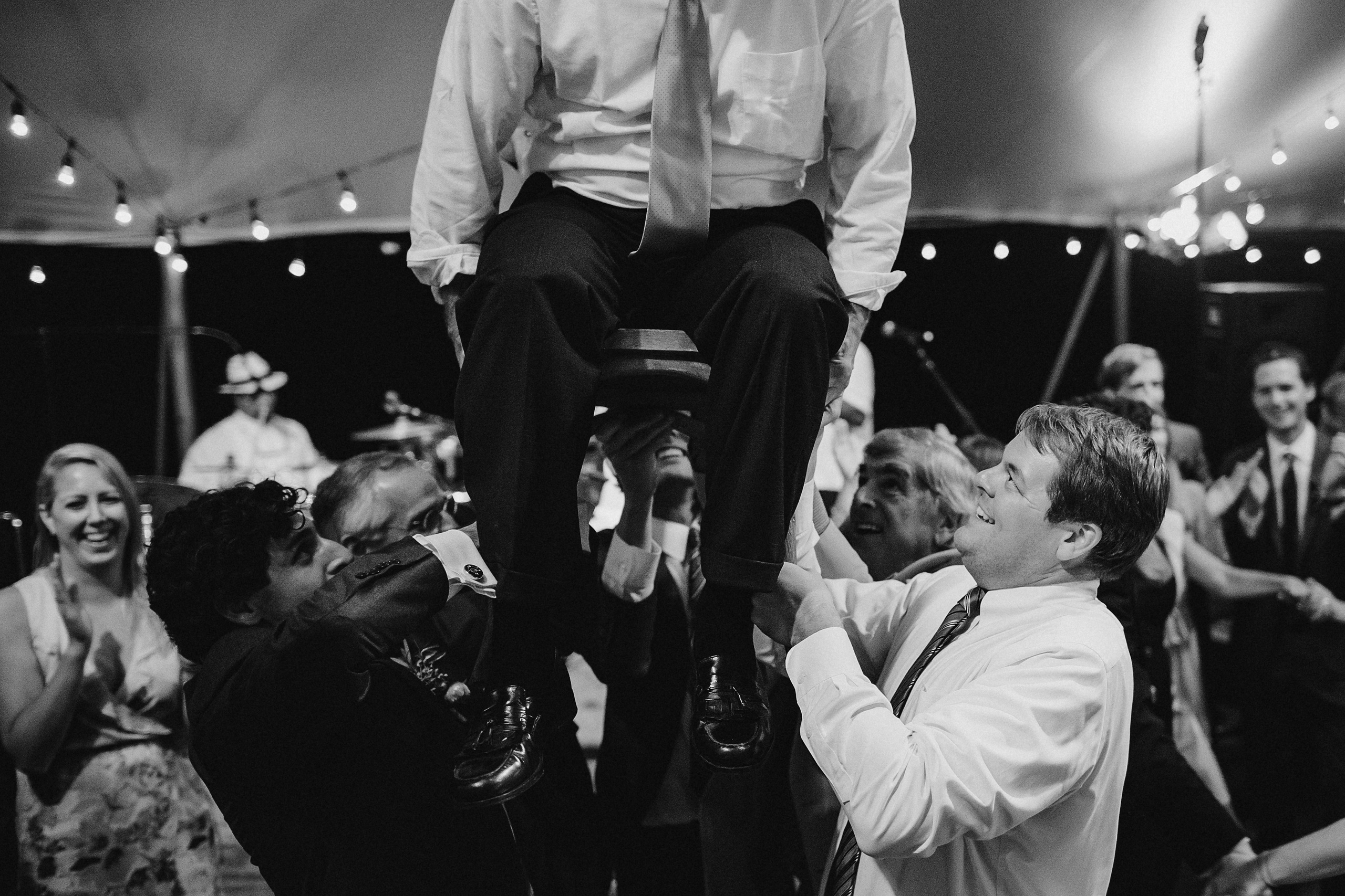 Фотограф в Ирландии Дублин свадьба жених невеста поднимают на стуле топ свадебных фотографов