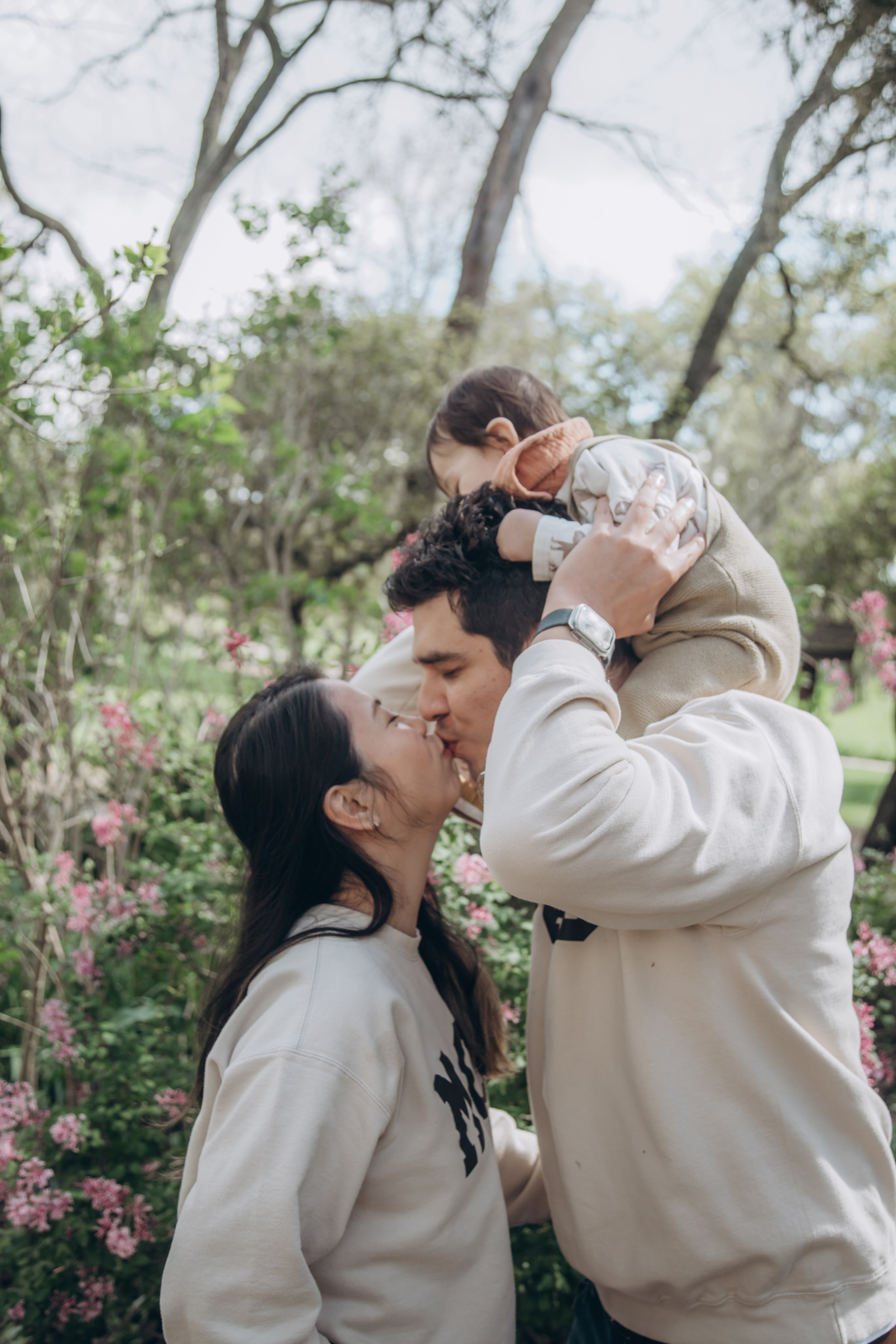 Family in nature. Family and children’s lifestyle photographer Elena Tumanova