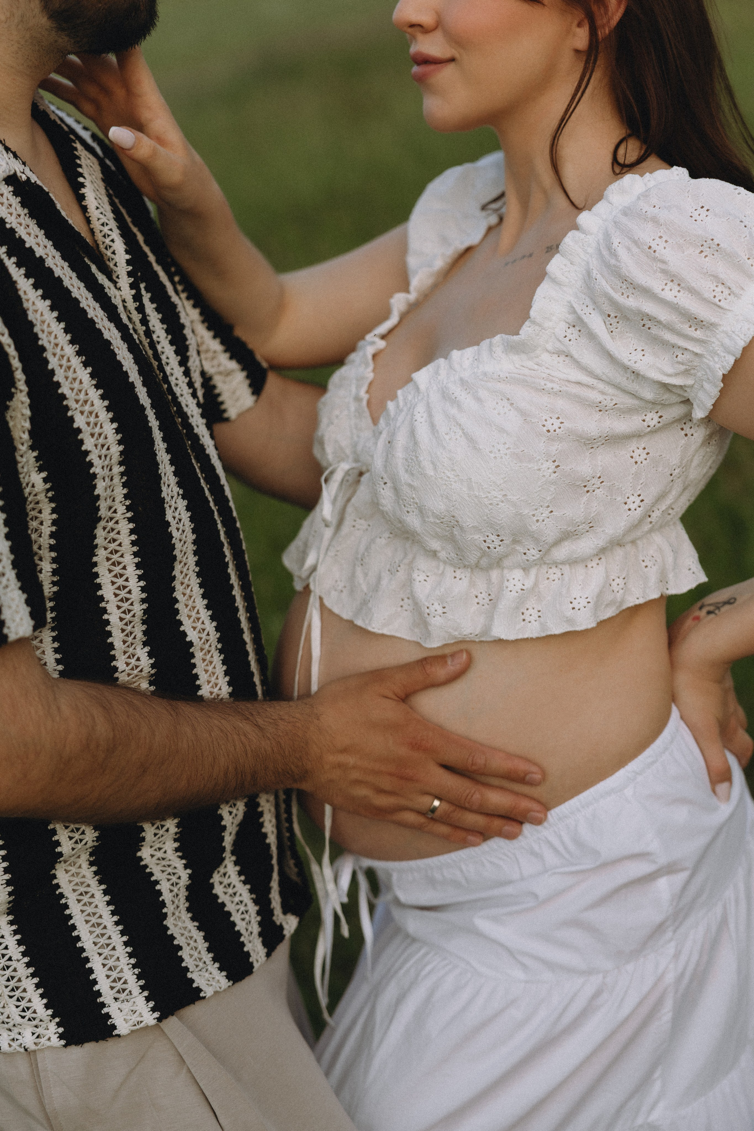 Lera & Maksim | laukimo fotosesija pievoje saulei besileidžiant. Vestuvių ir šeimų fotografė Lena Bondarenko / belove photo