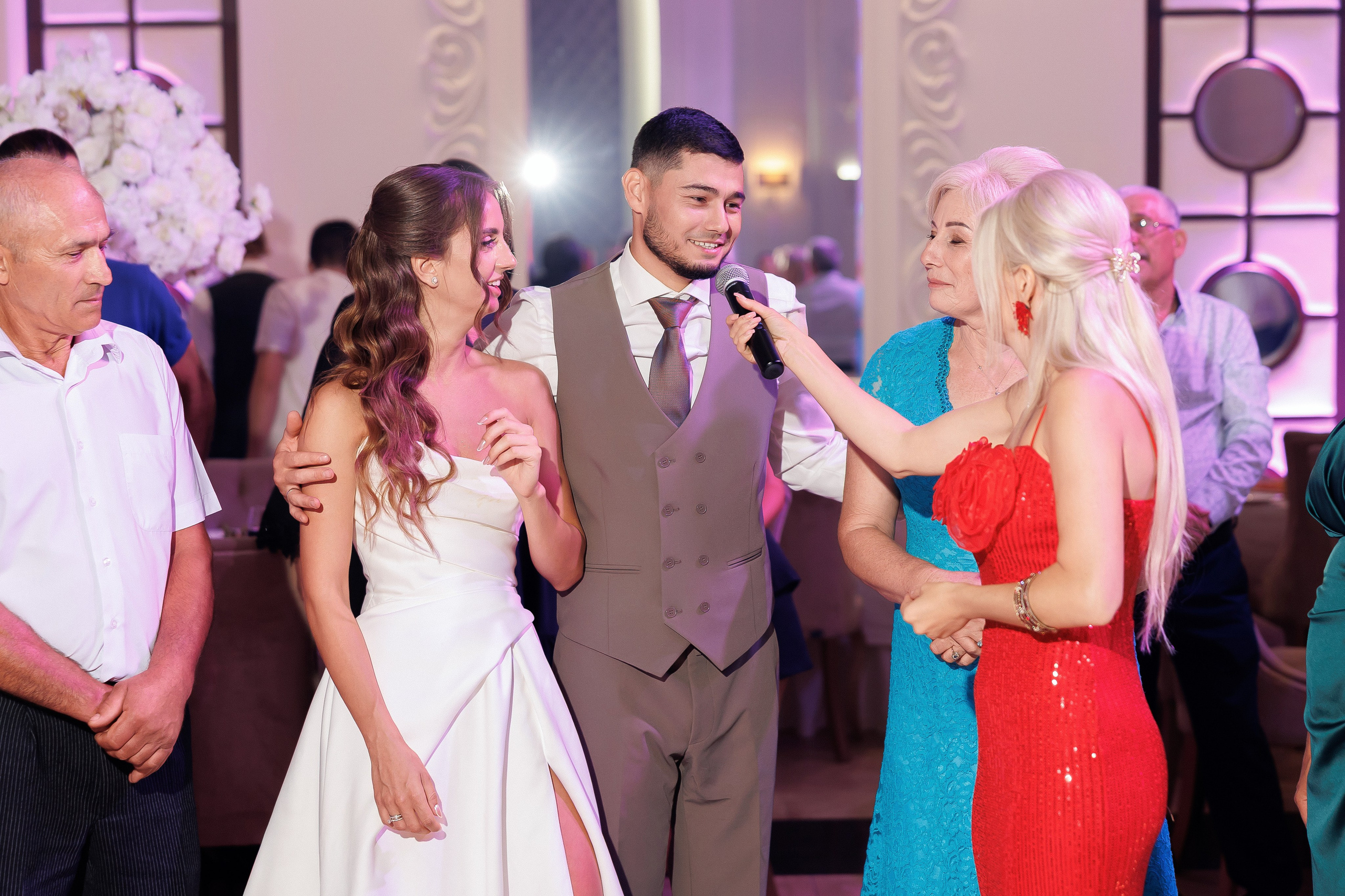 Eugen & Livia — Grand Elysee — Wedding Day. Servicii Foto și Video 067188353