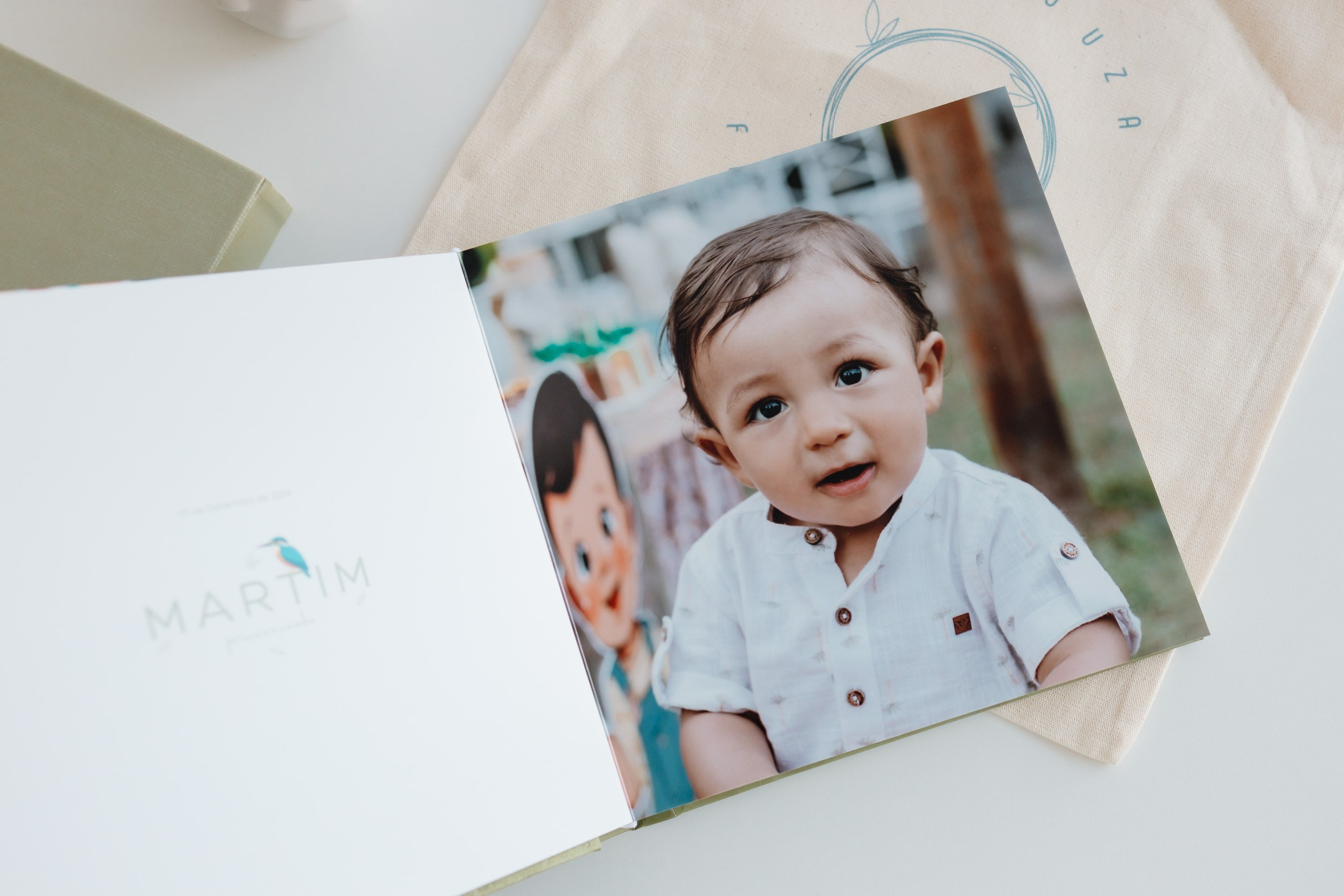 Álbum diagramado com capa fotográfica personalizada e abertura total