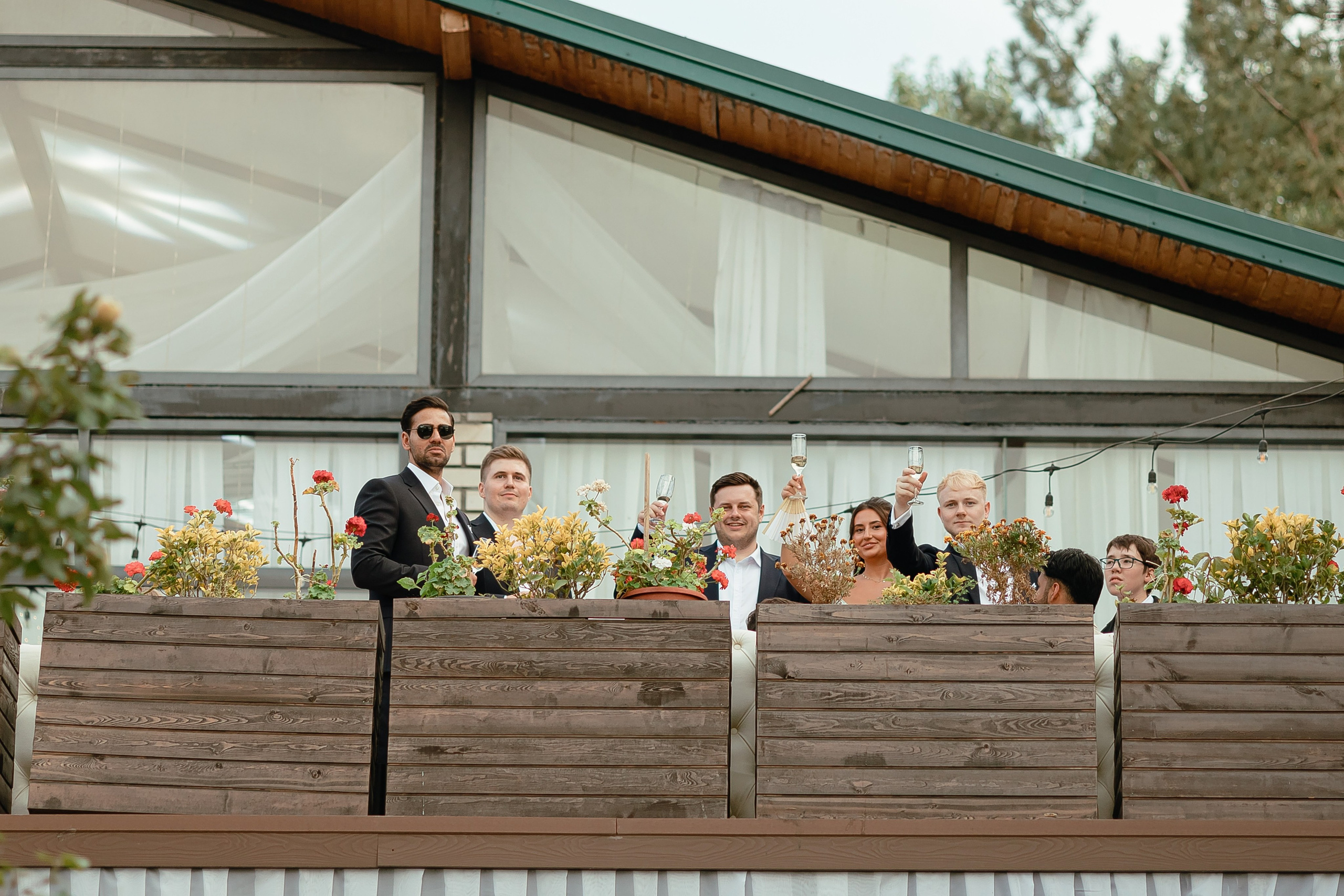 Thomas & Suyumbika. Главная