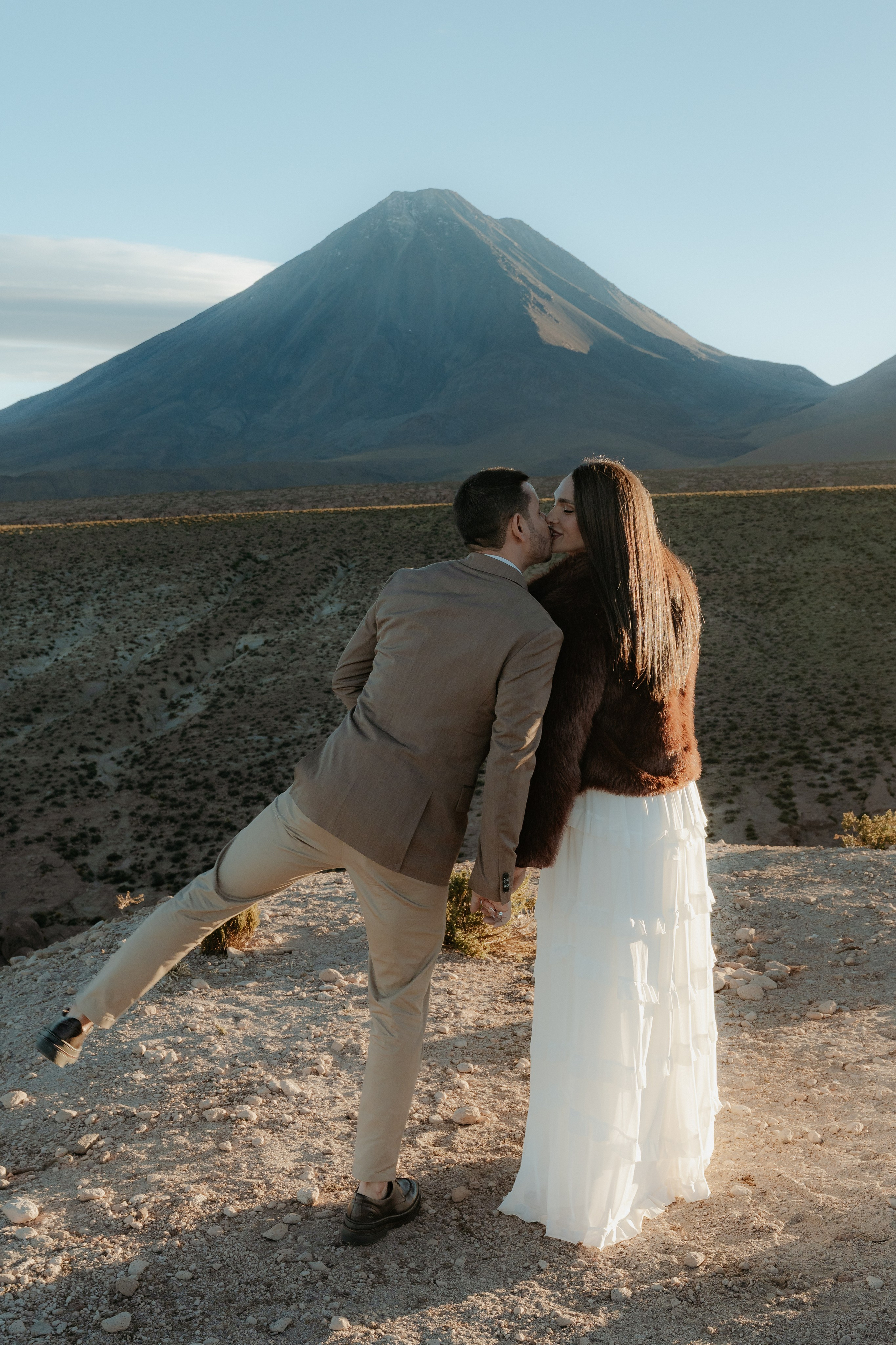 Pre-wedding no mirante do vulcão Licancabur. Photographer in San Pedro de Atacama