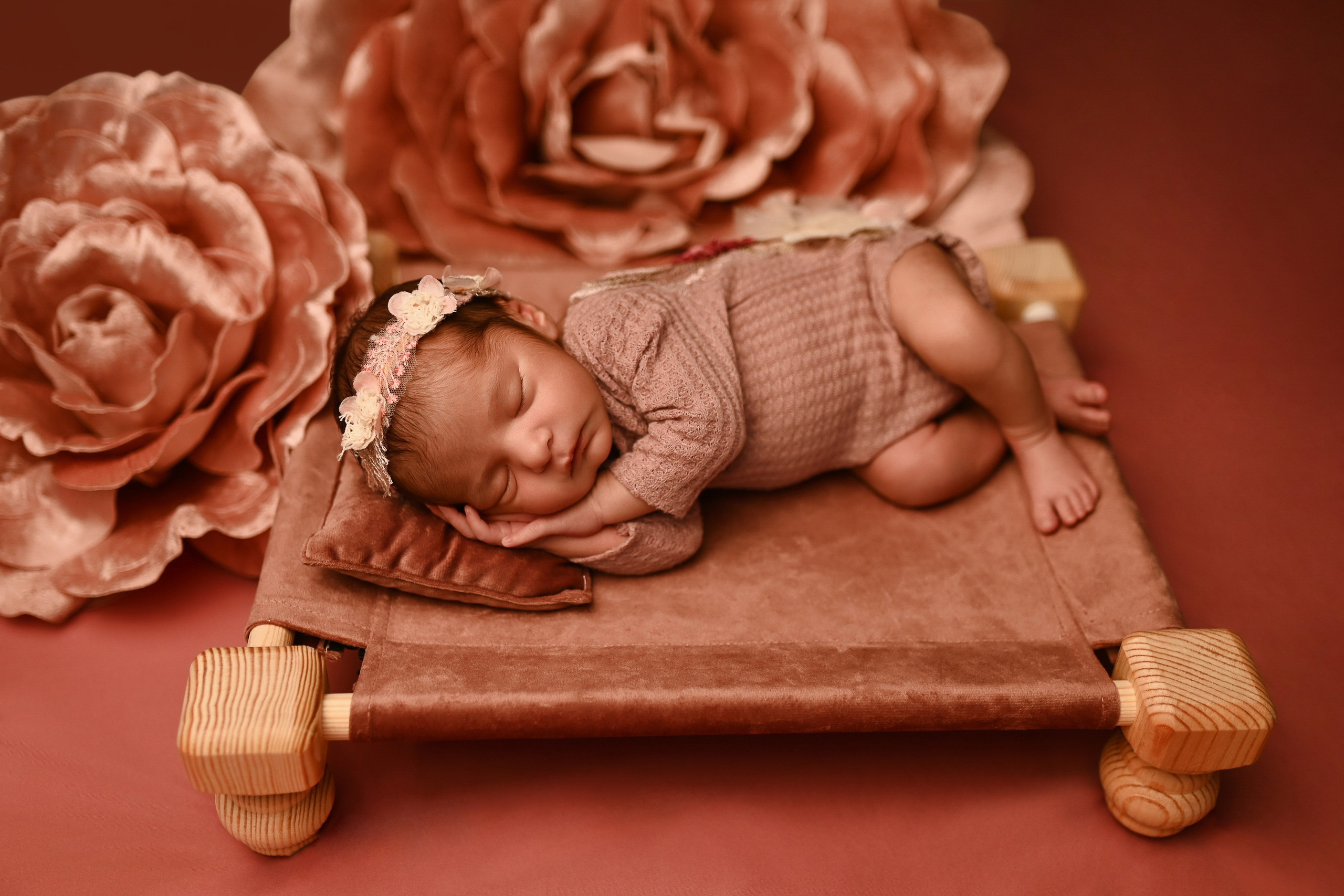 Επαγγελματική φωτογράφιση νεογέννητου στη Ρόδο. Φωτογράφος νεογέννητων στη Ρόδο. Φωτογράφιση εγκυμοσύνης