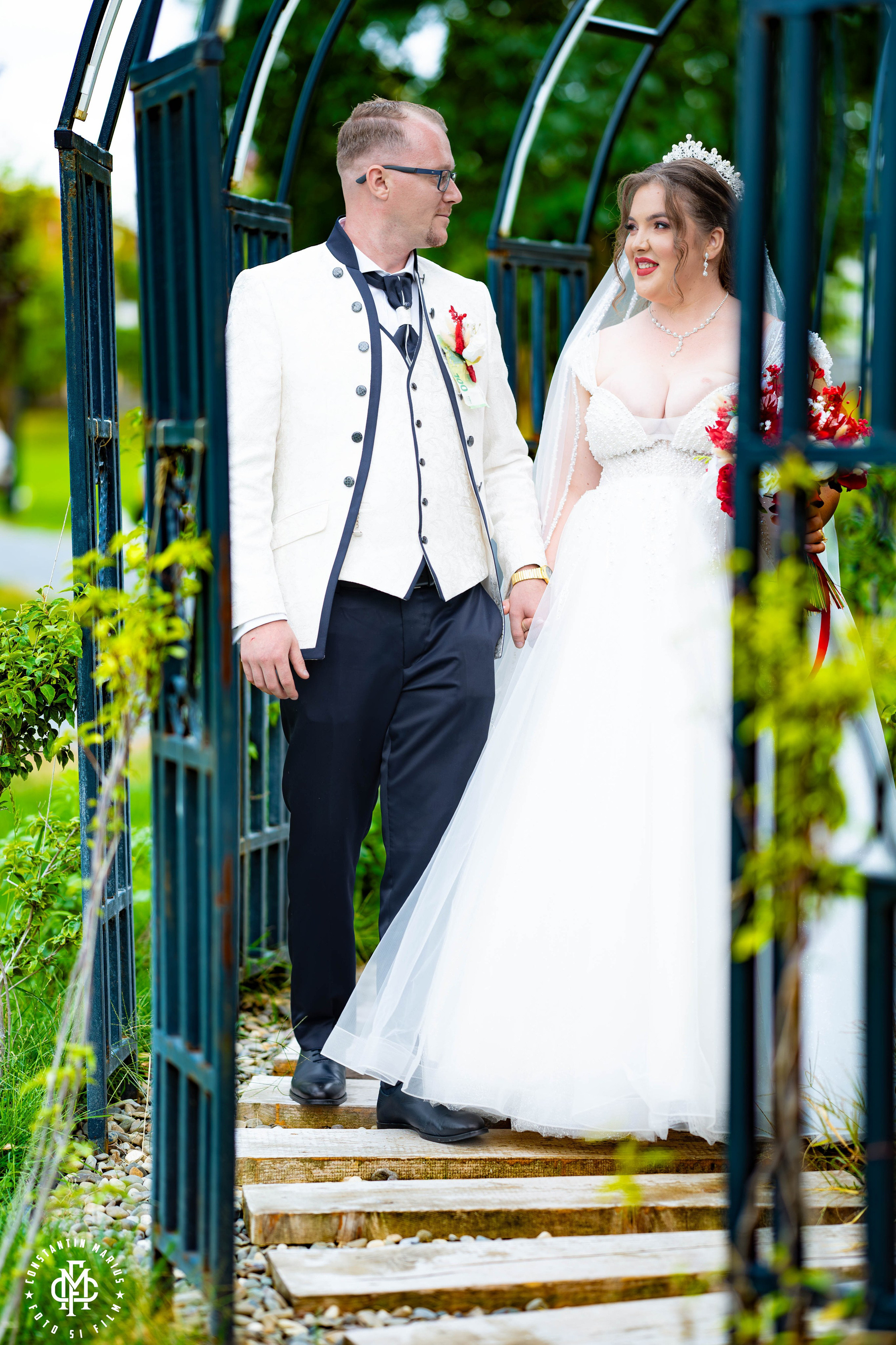 WEDDING PHOTOGRAPHY. DESPRE NOI