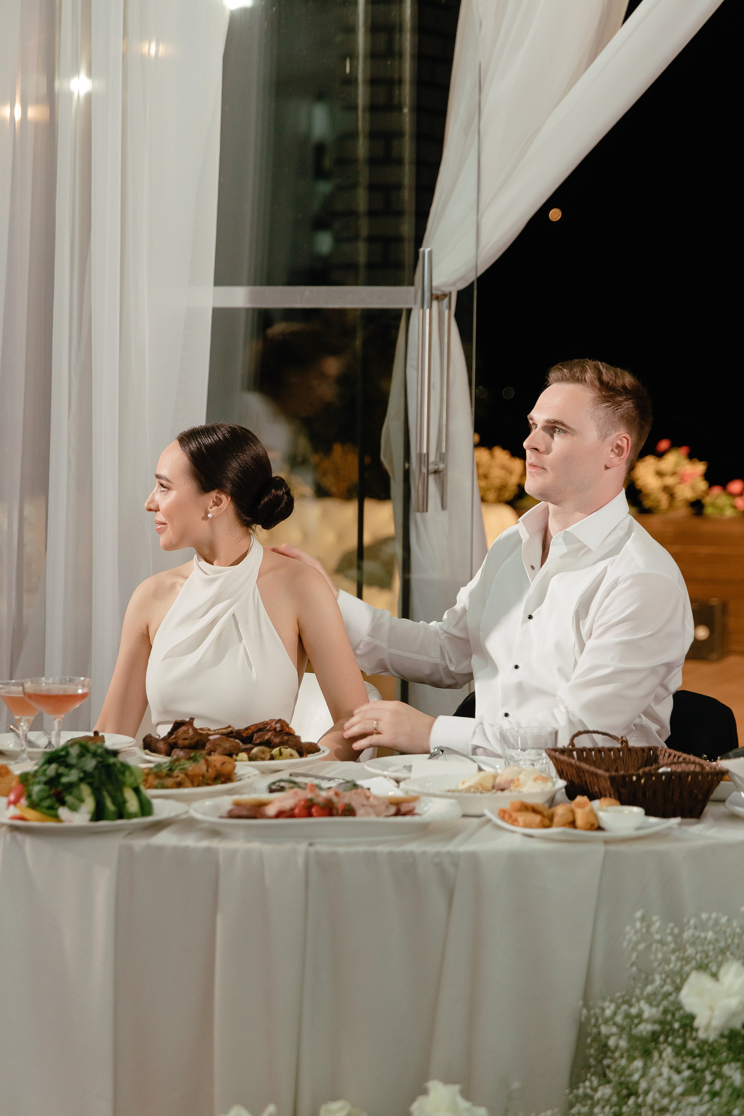 Thomas & Suyumbika. Главная