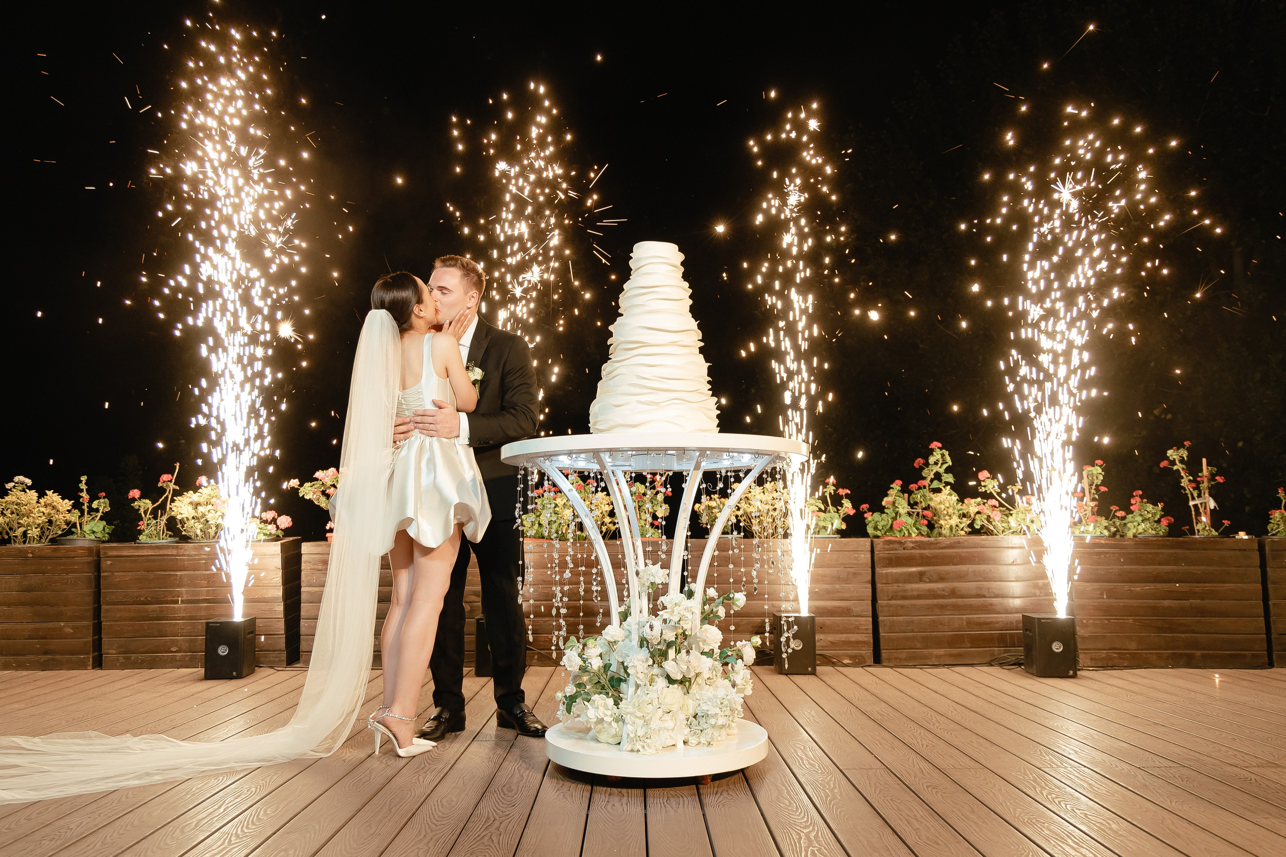 Thomas & Suyumbika. Главная