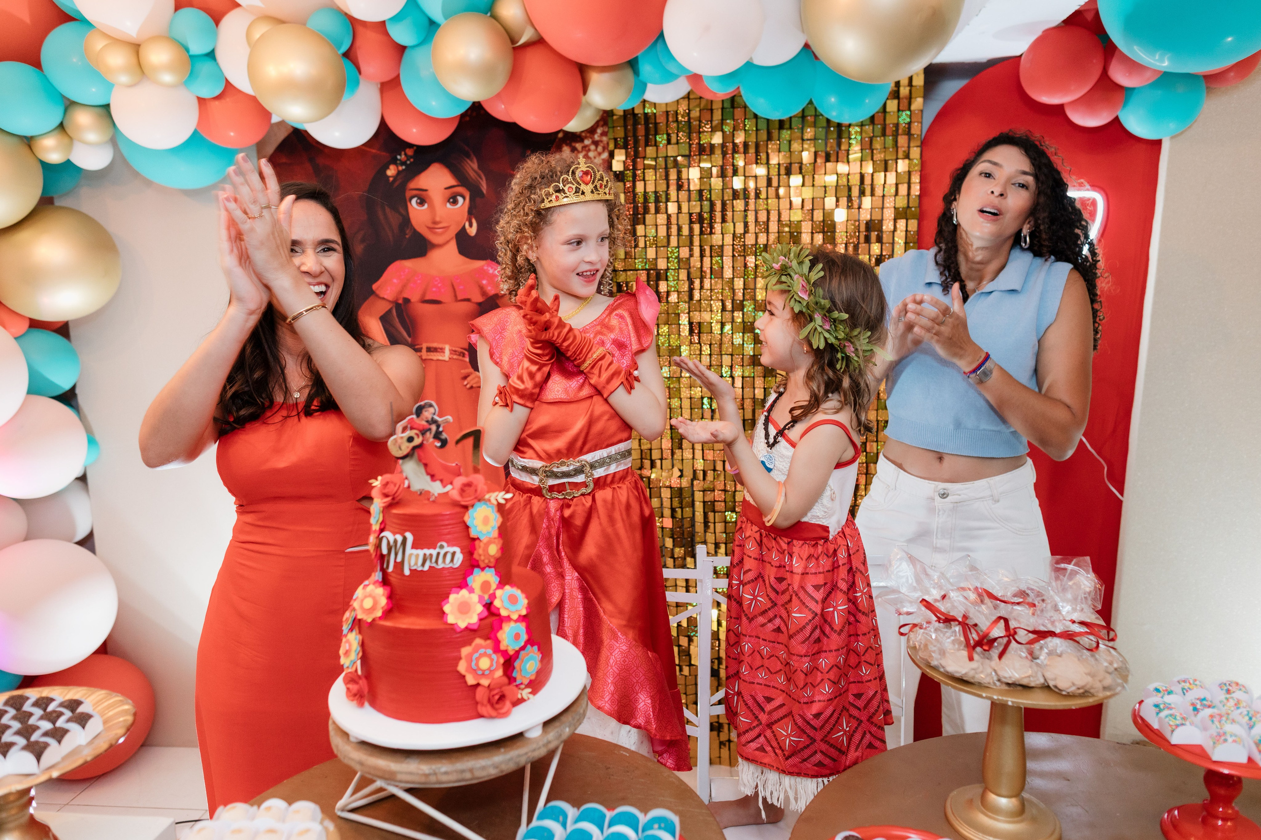 Hora do parabéns de 7 anos com tema de Elena de Avalor