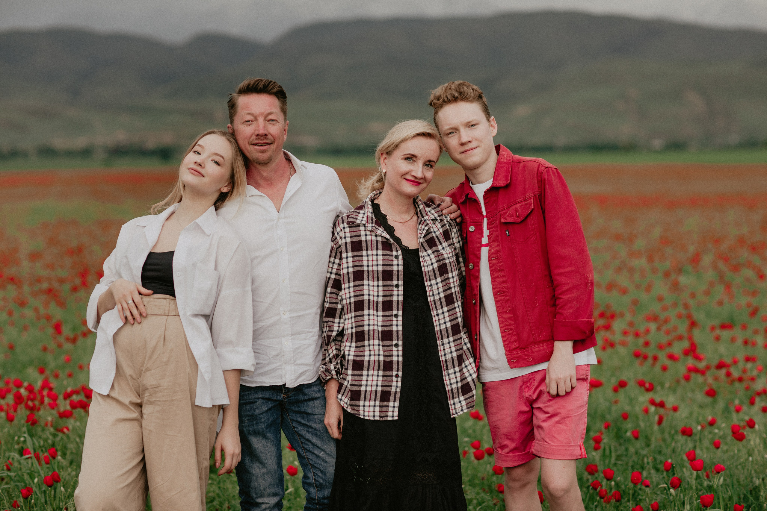 В маках. Валерия Вартанова. Фотограф