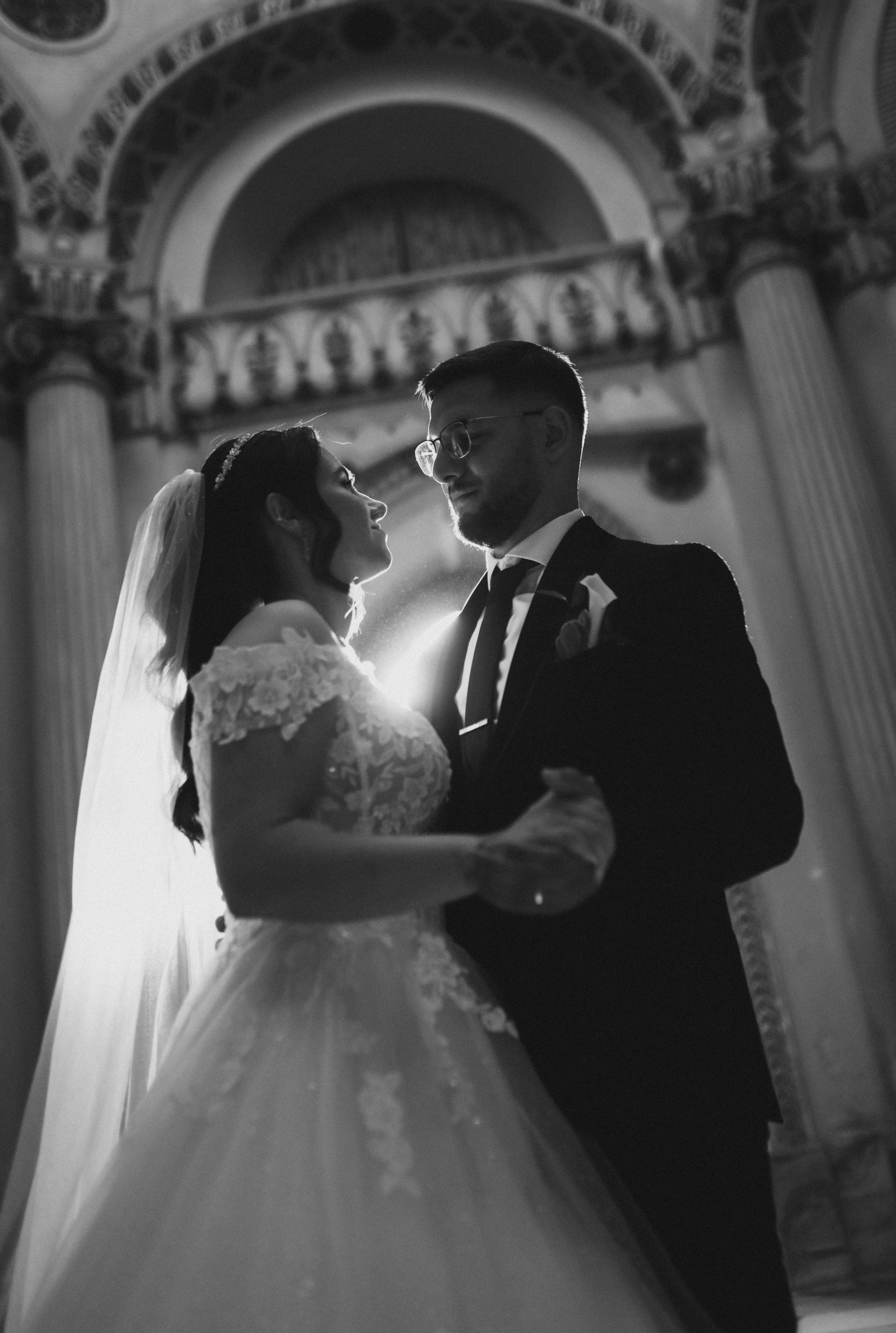 Braut und Bräutigam auf den Wegen des Schlossgartens – Paarshooting Schwetzingen