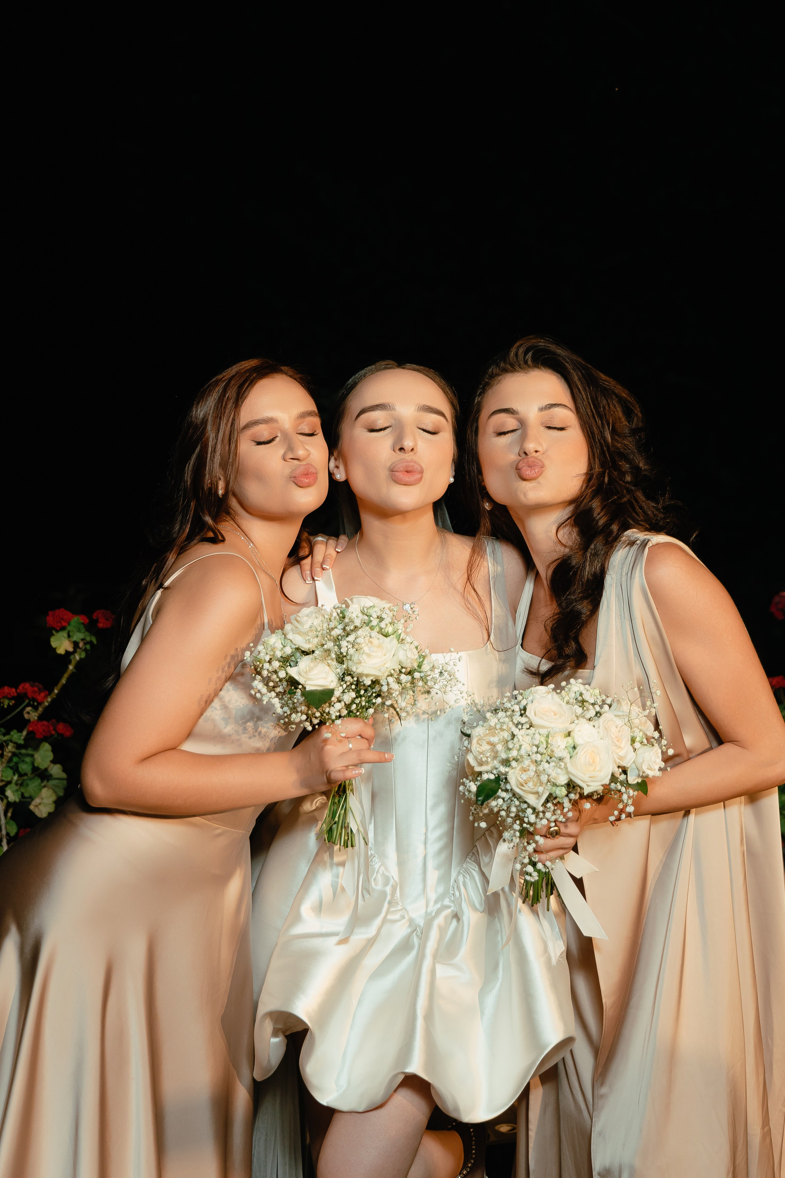 Thomas & Suyumbika. Главная