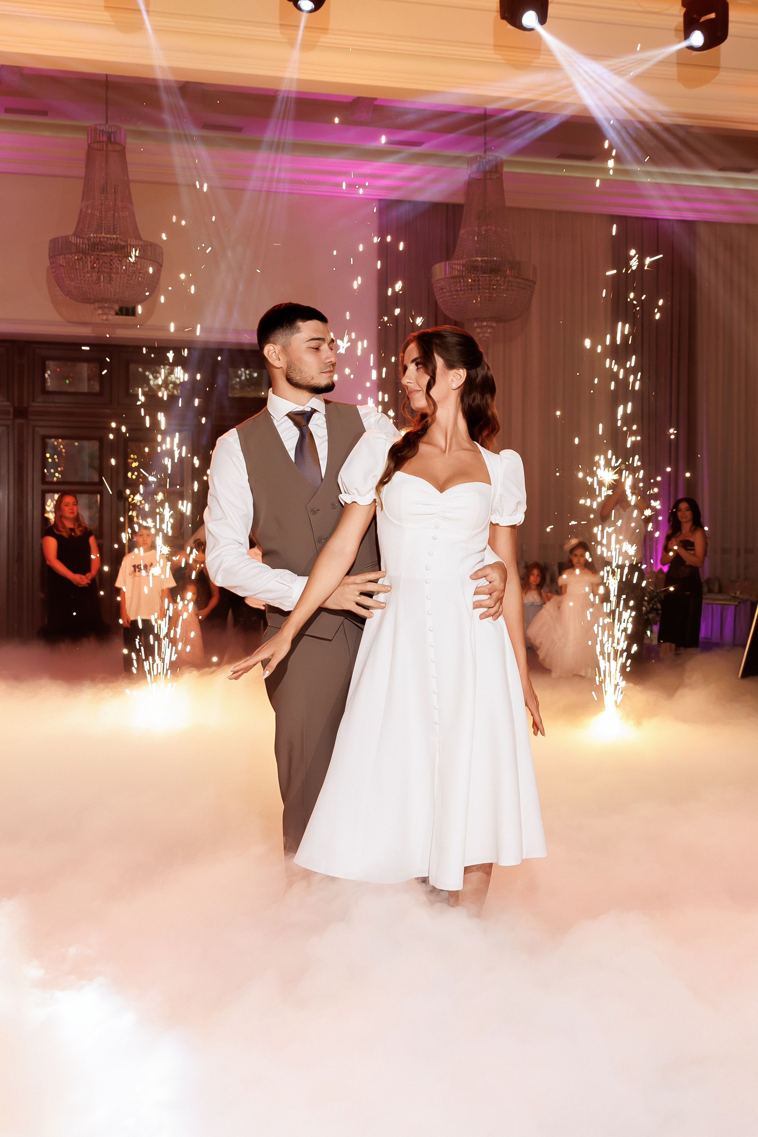 Eugen & Livia — Grand Elysee — Wedding Day. Servicii Foto și Video 067188353