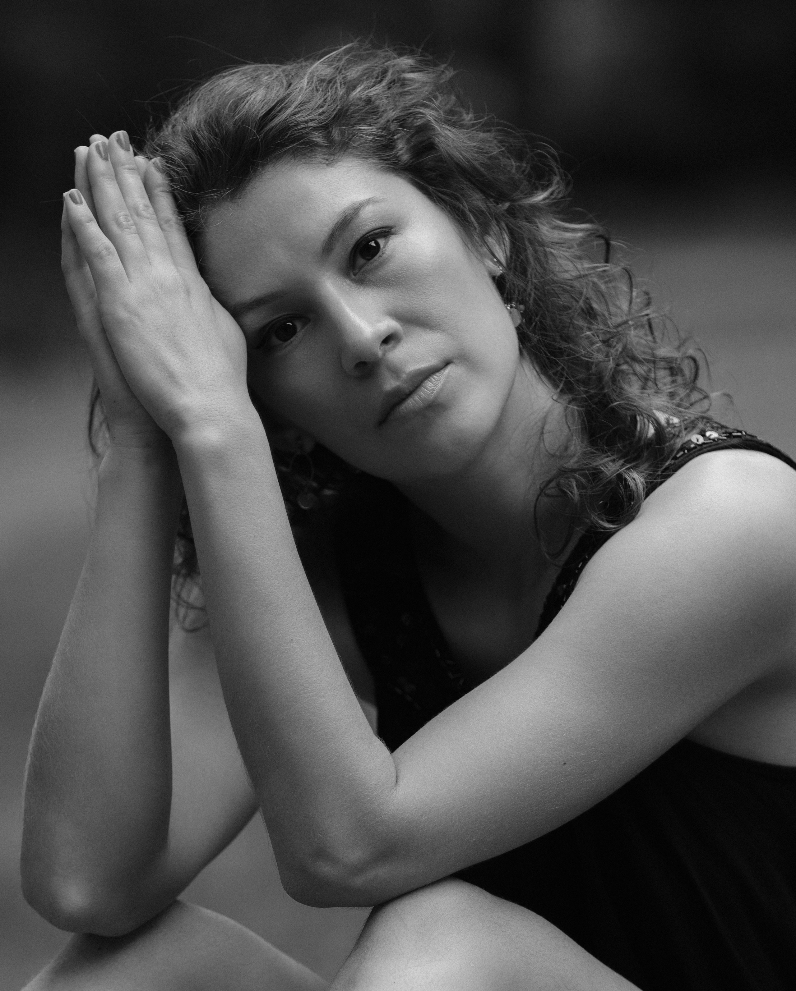 Nachdenkliches Schwarzweißporträt mit gefalteten Händen