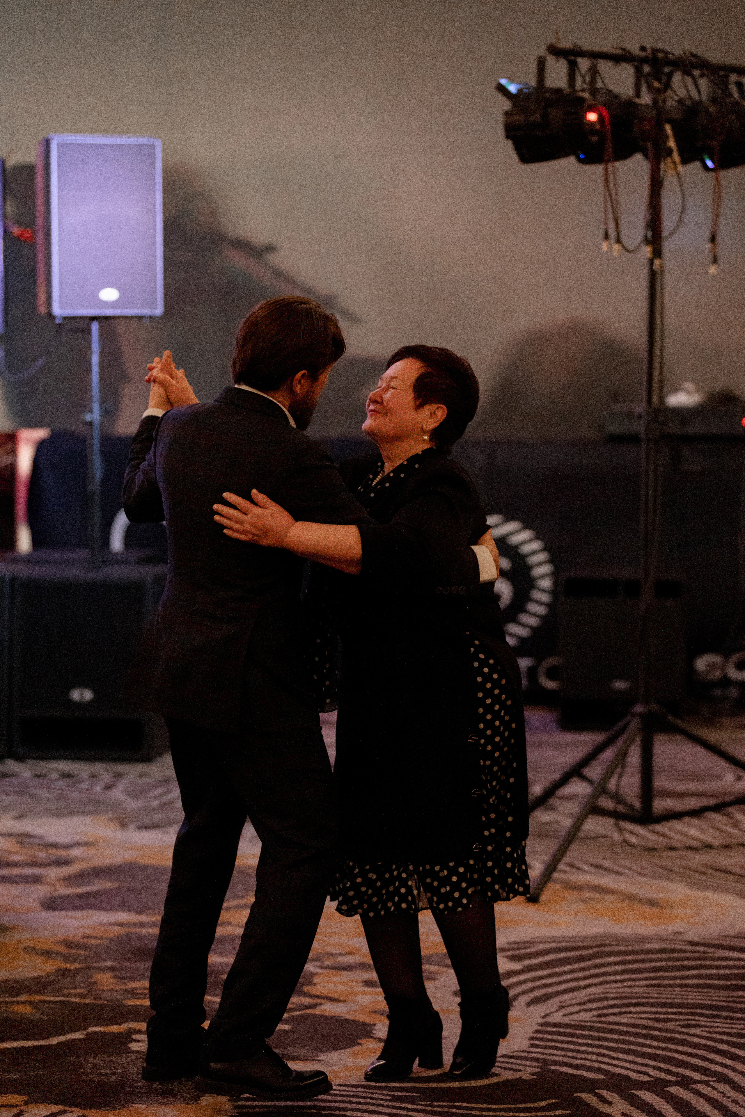 Concert Music of Ulan Asamudinov. Азимжан Нуритдинходжаев — свадебный фотограф