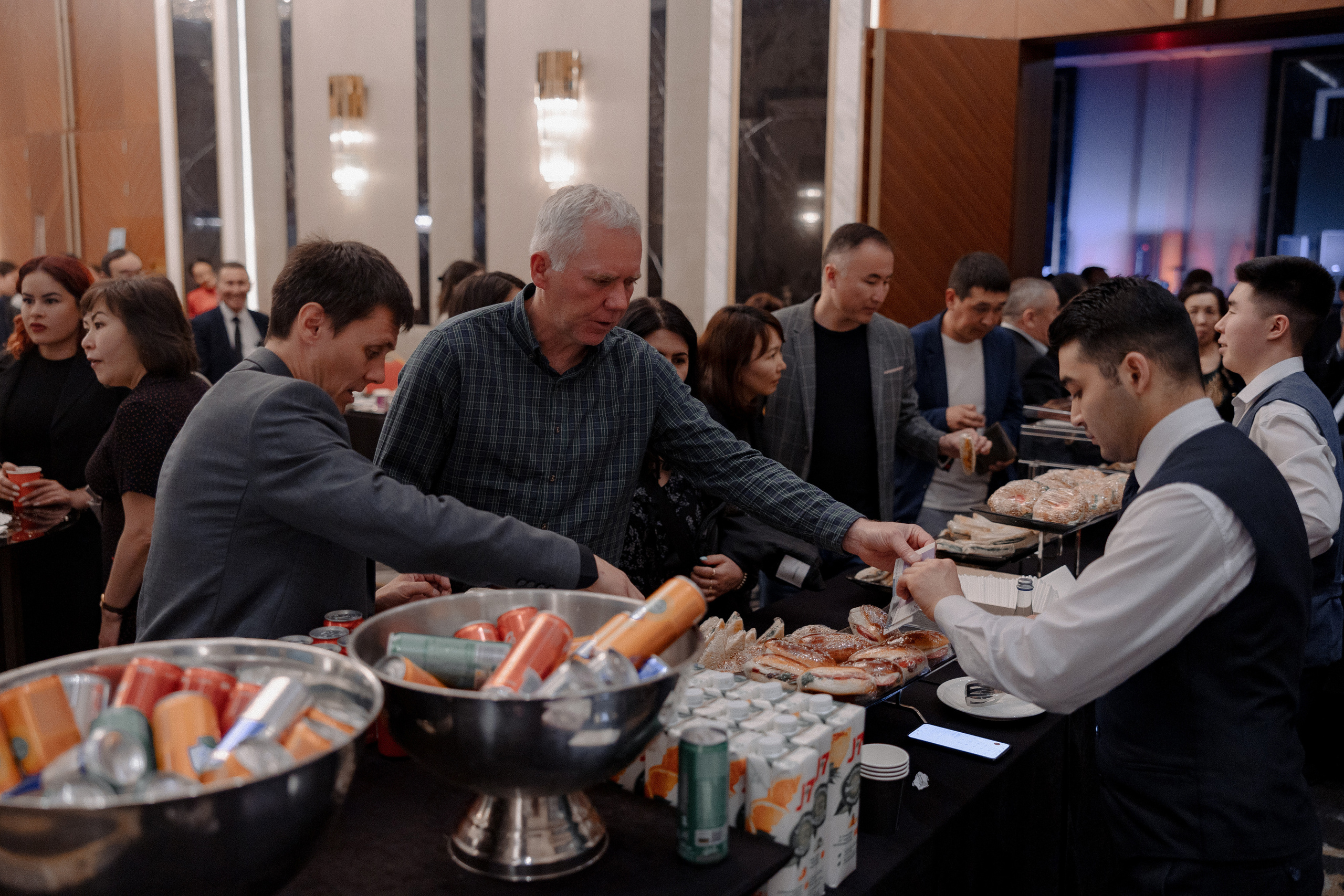 Concert Music of Ulan Asamudinov. Азимжан Нуритдинходжаев — свадебный фотограф