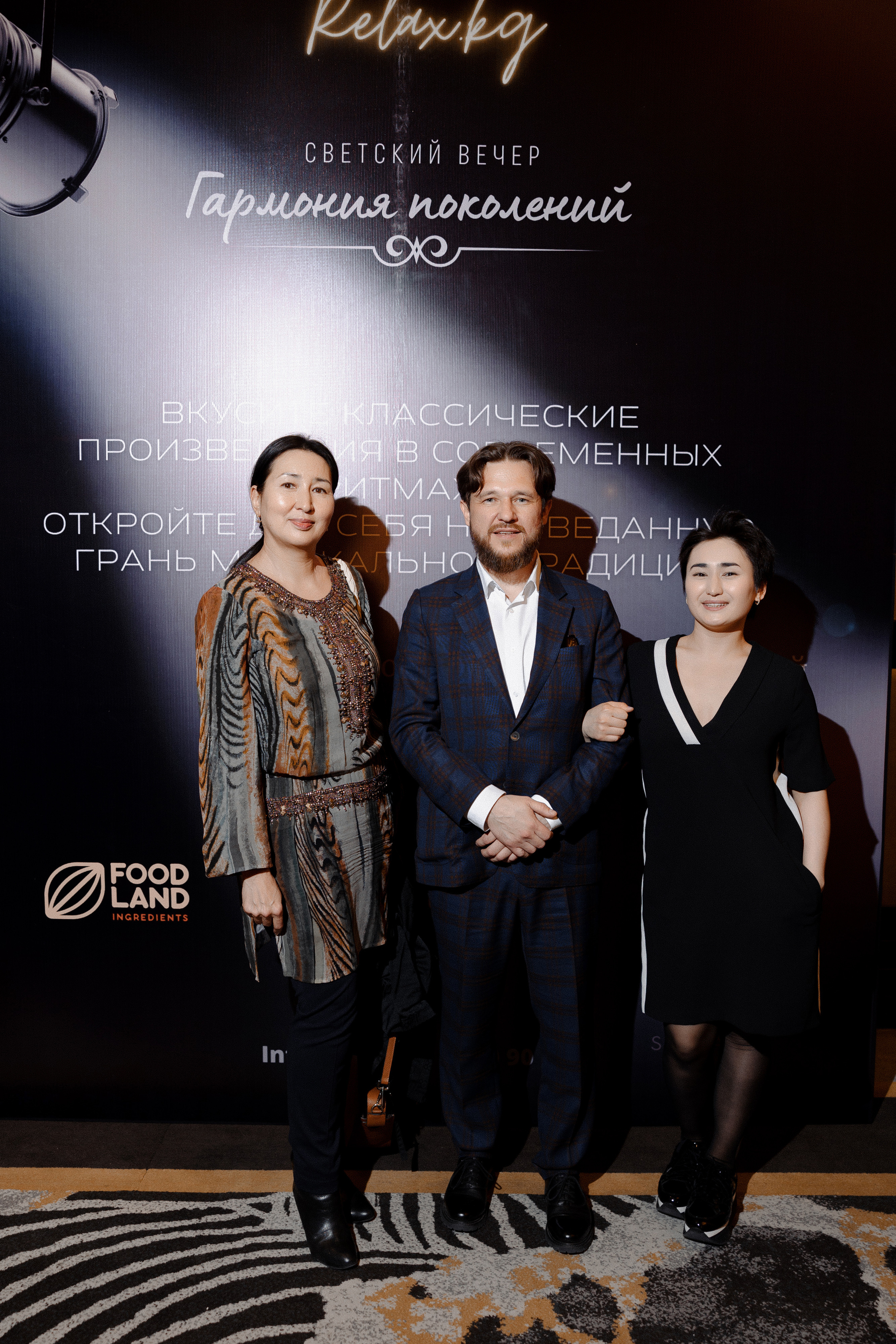 Concert Music of Ulan Asamudinov. Азимжан Нуритдинходжаев — свадебный фотограф