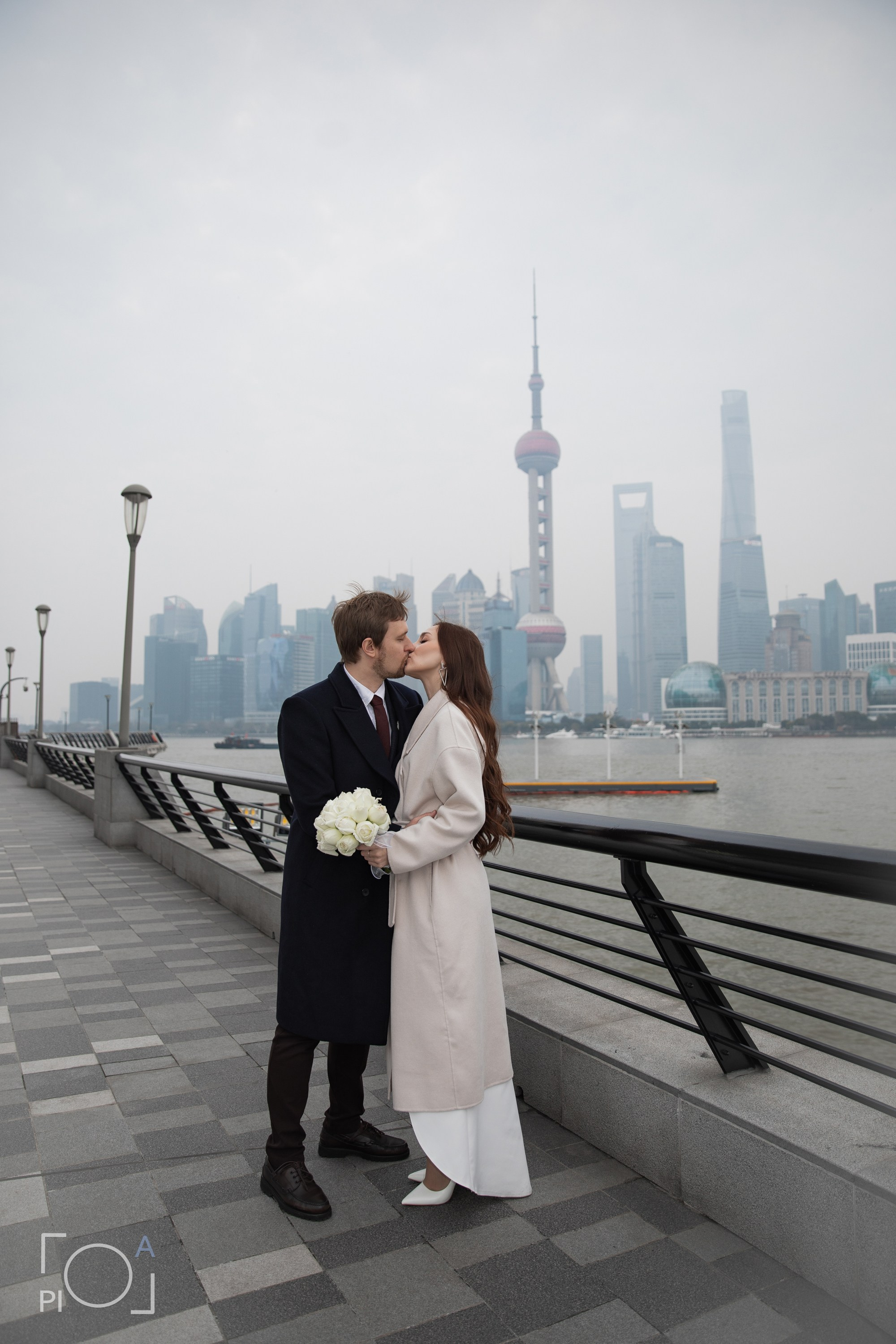 Свадебная фотосессия с консульской подписью в консульстве. Фотограф в Шанхае — Лола Пидлуская