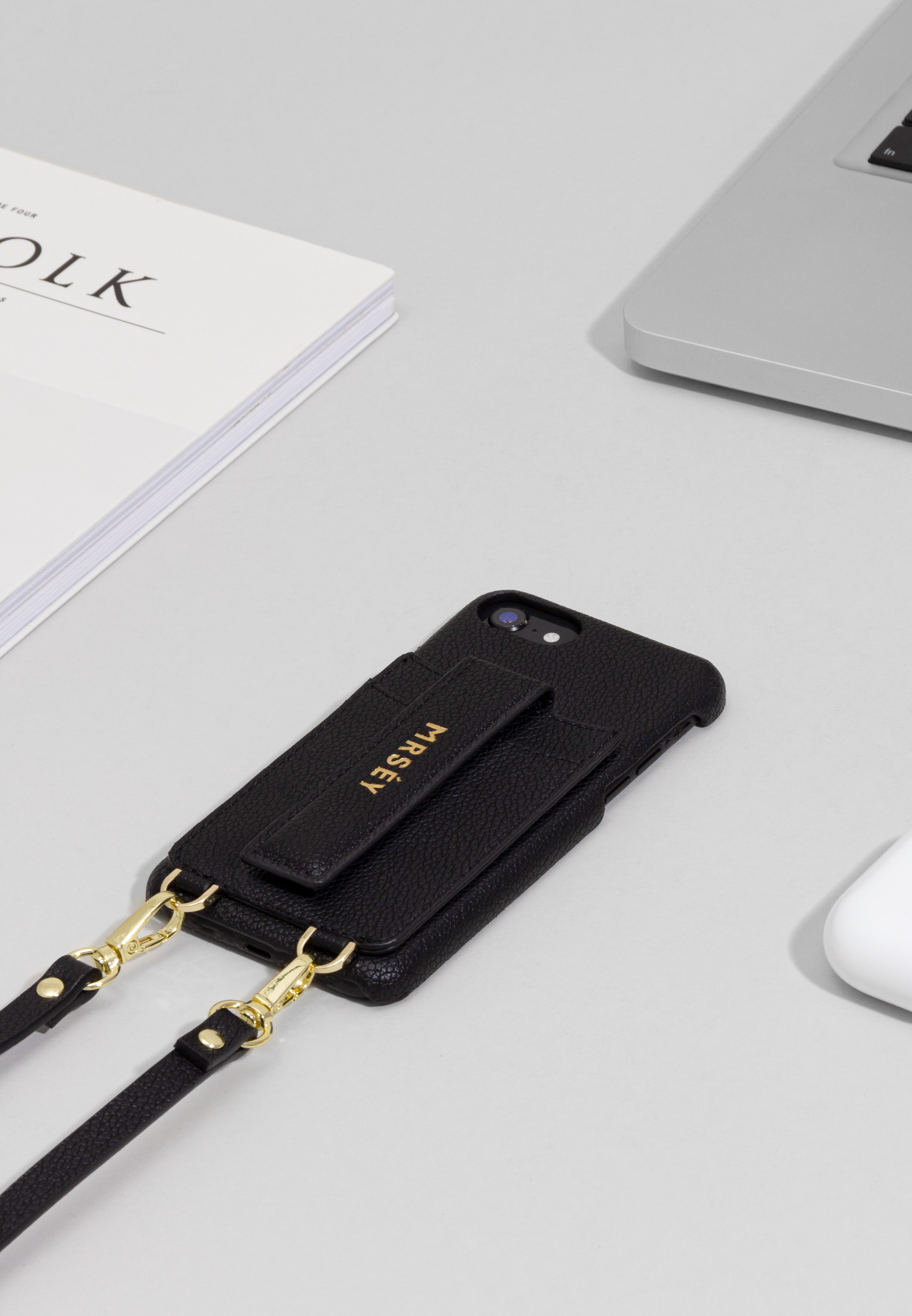 Leder-Handyhülle im Alltag – professionelle Produkt- und Werbefotografie von Marina Griebl, Produktfotografin in Wien, für Amazon, Shopify, Werbeanzeigen und Social Media.