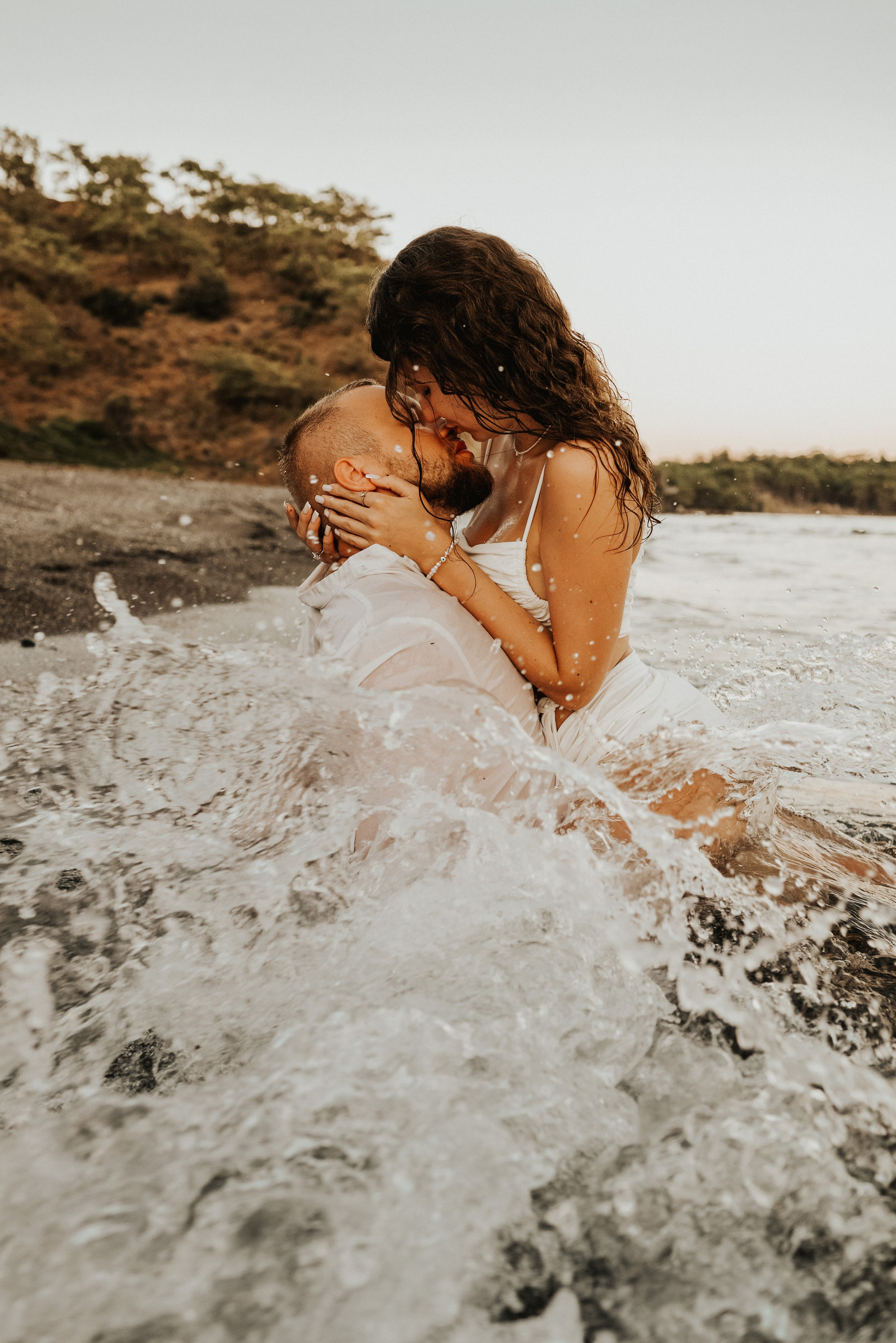 Свадебная фотосессия на диком пляже в Кемере. Photographer in Antalya, Kemer, Turkey