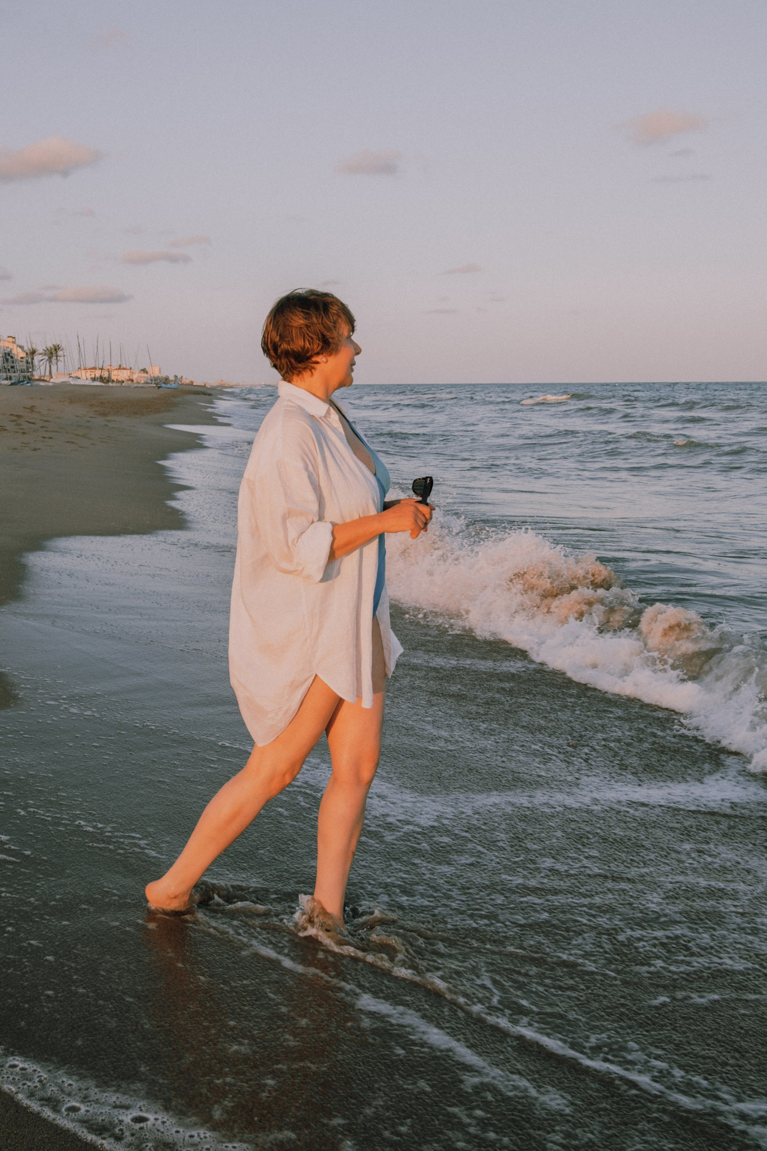 Sesión de amigas en la playa. Fotografía profesional en Calafell - Elena Medvedeva
