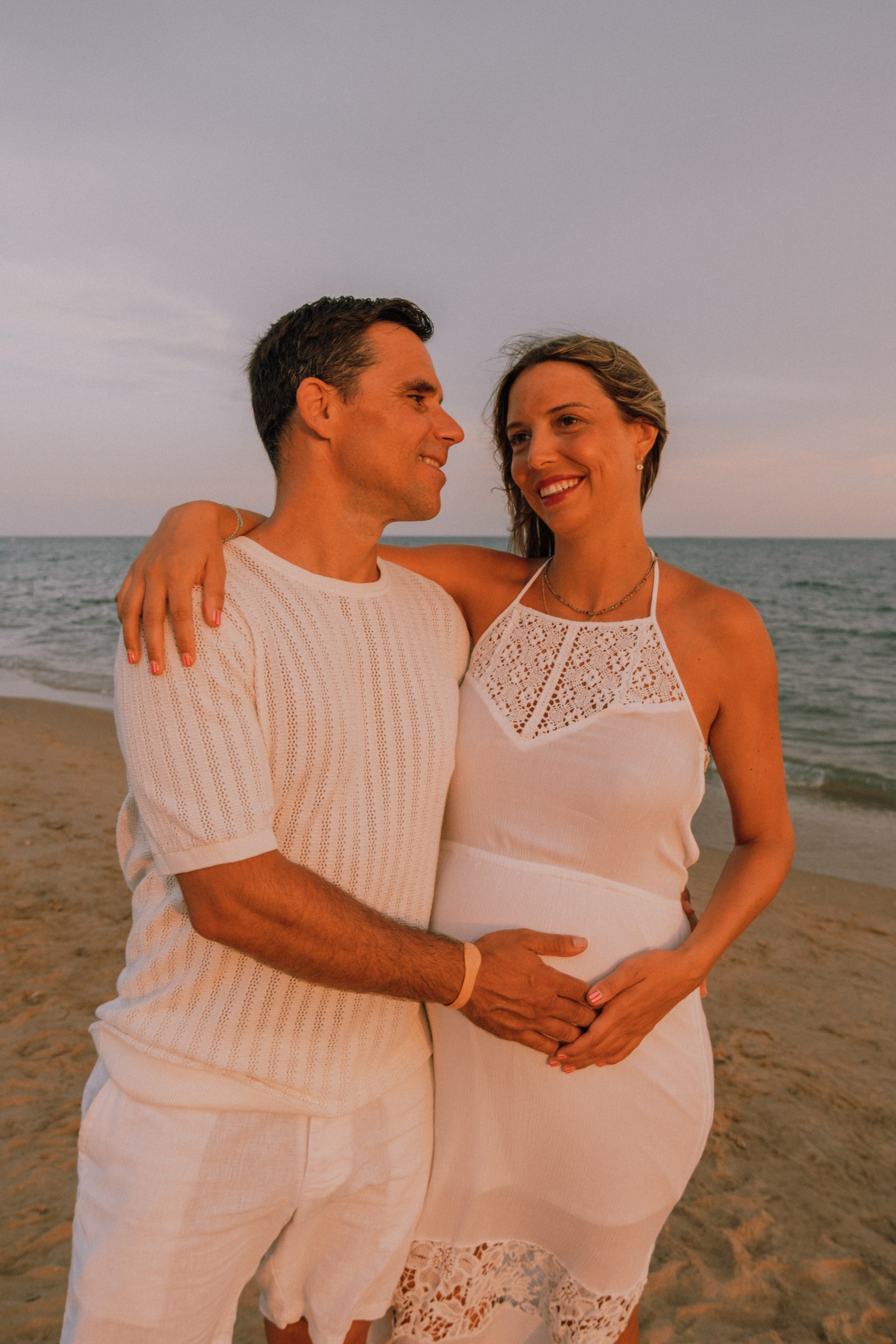 Sesión embarazo en la playa. Fotografía profesional en Calafell - Elena Medvedeva