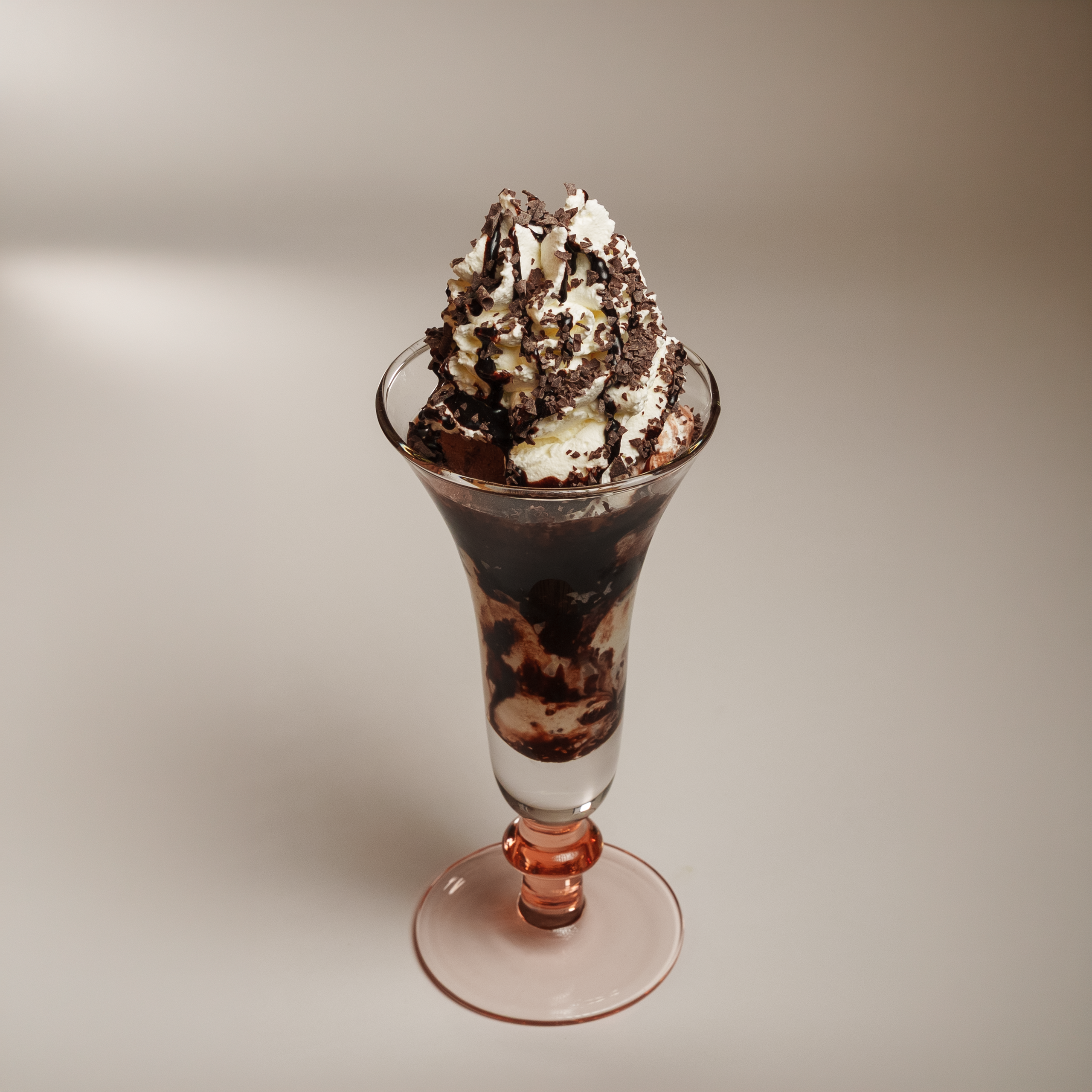 Fotografia comercial de sobremesa com uma taça alta de gelado e calda de chocolate, produzida pela Khave Media