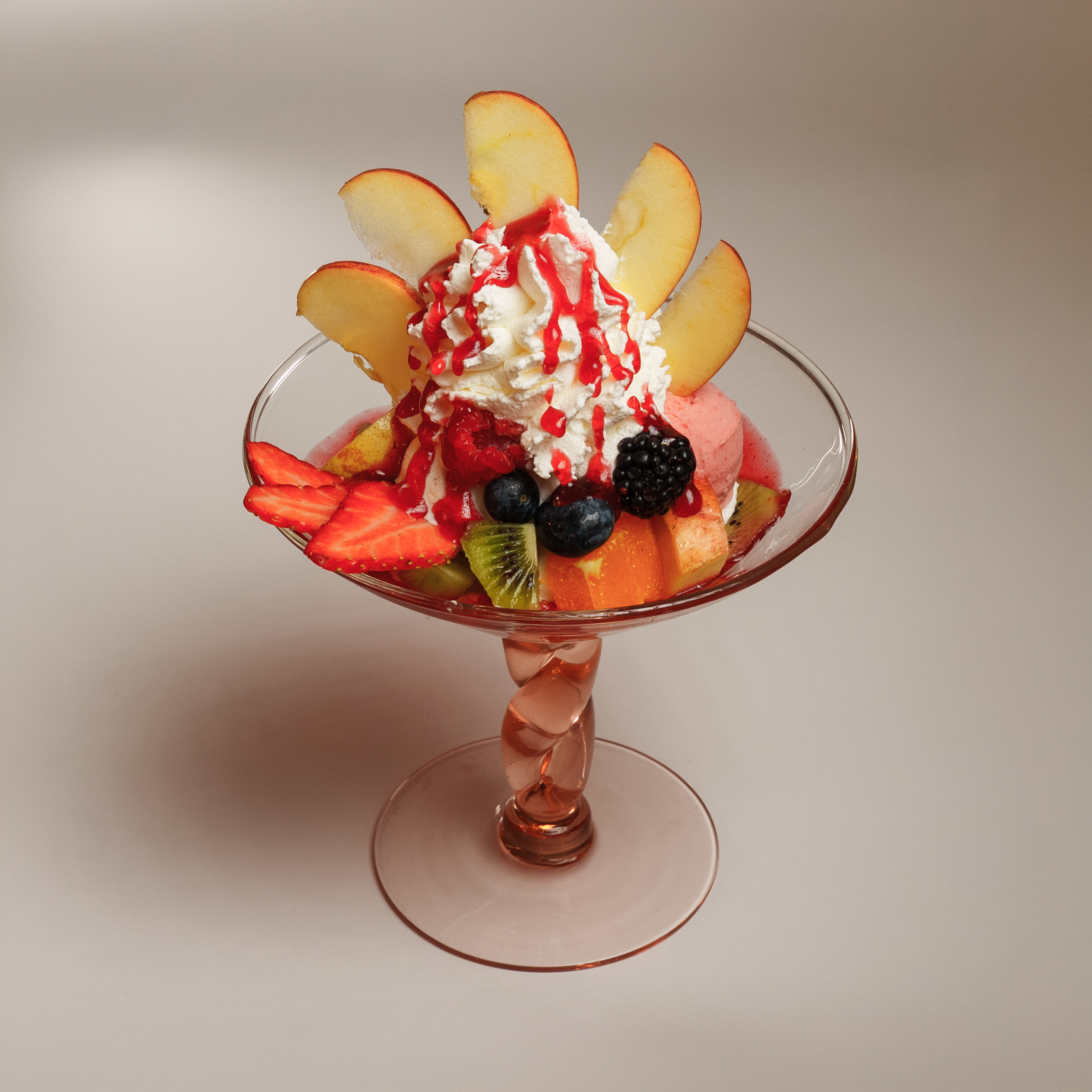 Fotografia gastronómica de uma taça de gelado com fruta fresca fatiada e calda de morango, produzida no norte de Portugal pela Khave Media