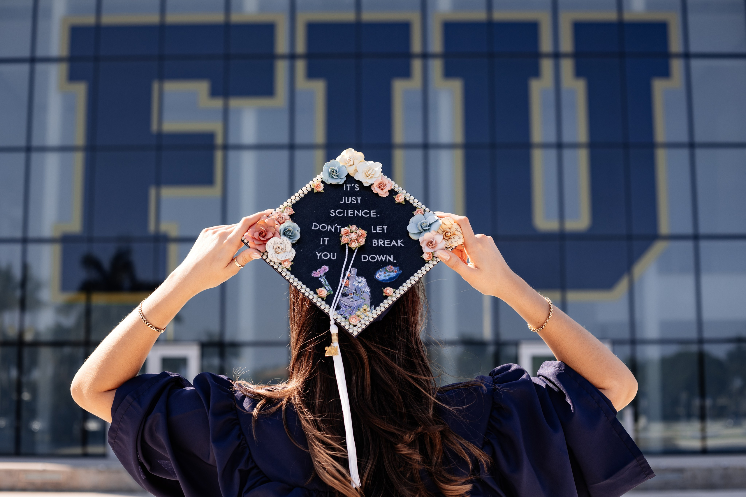 Decorating your graduation cap: do’s and don’ts. Portrait and graduation photographer Marina Simanava