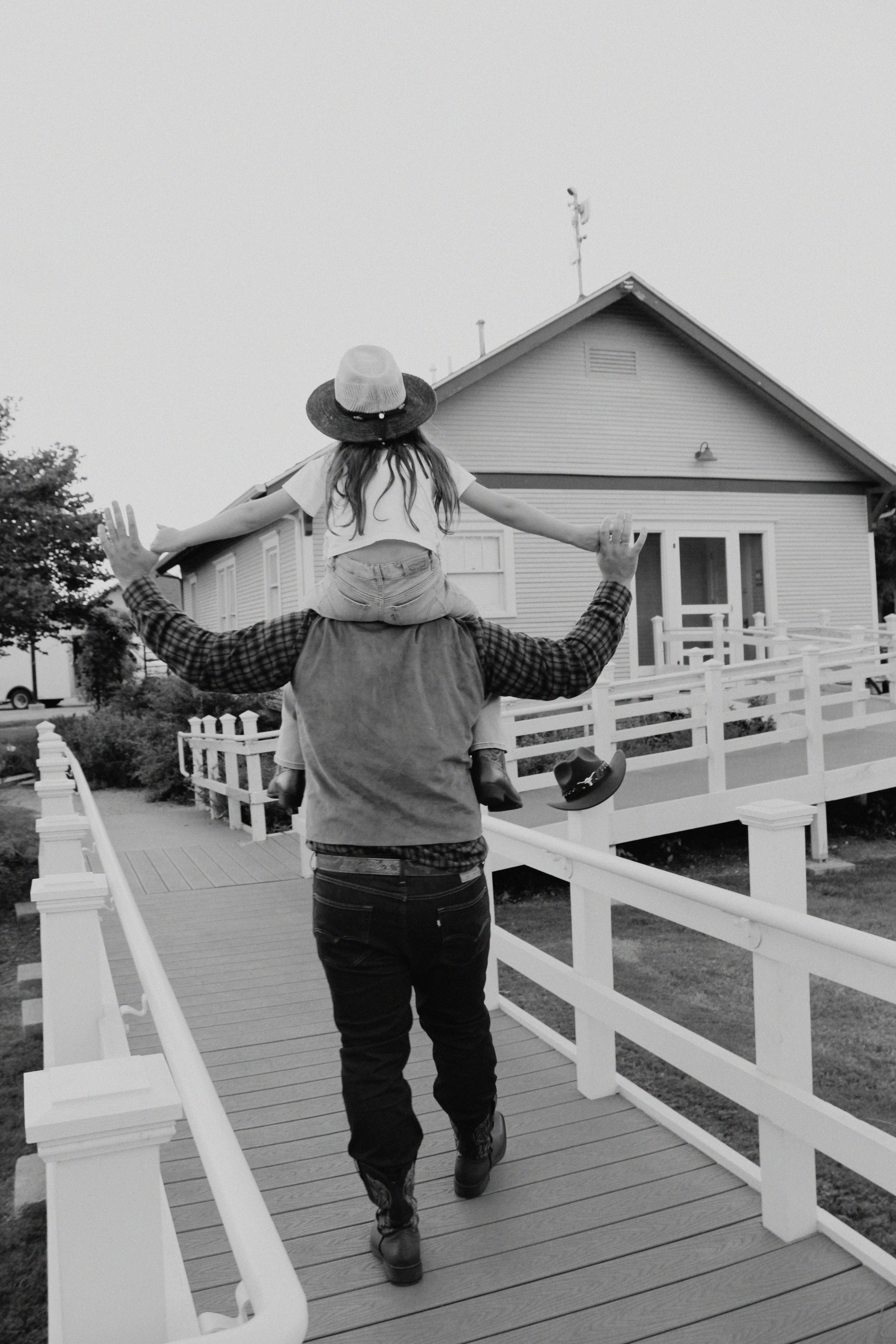 Texas Countryside Family Photoshoot in Cowboy Style. Lana Petrychenko — Portrait & Family Photographer. Valencia, Spain