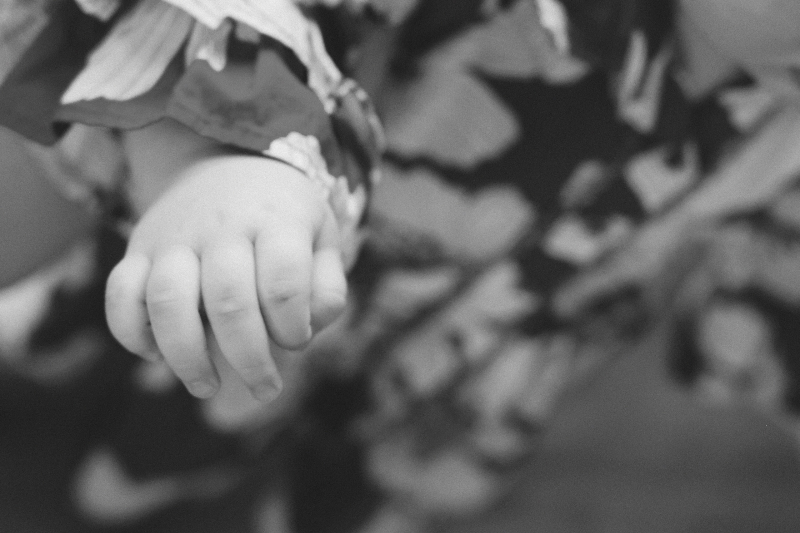 Baby Family Photoshoot – Outdoor Family Photography with Infant or Toddler. Lana Petrychenko — Portrait & Family Photographer. Valencia, Spain