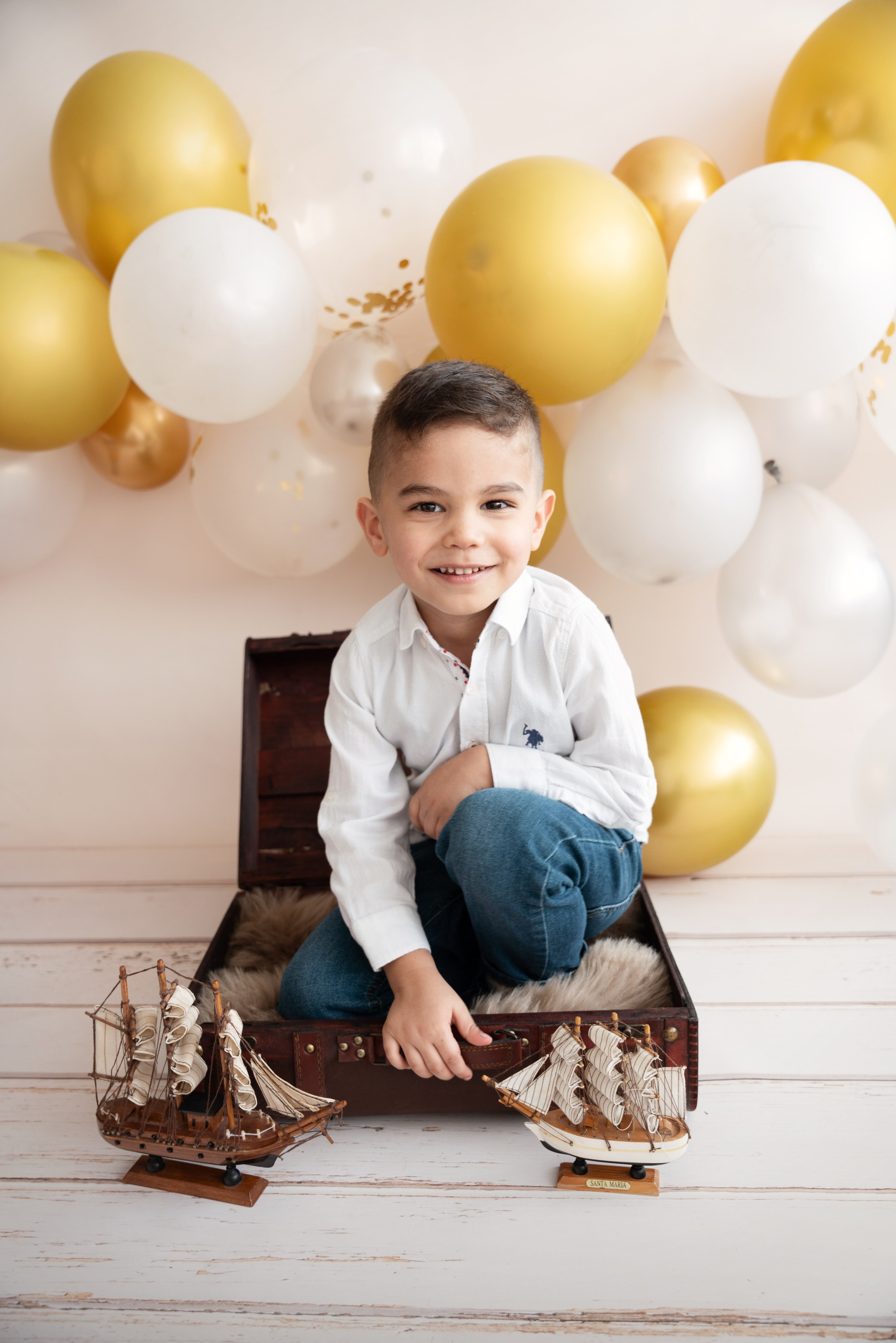 mit Booten und Bällen