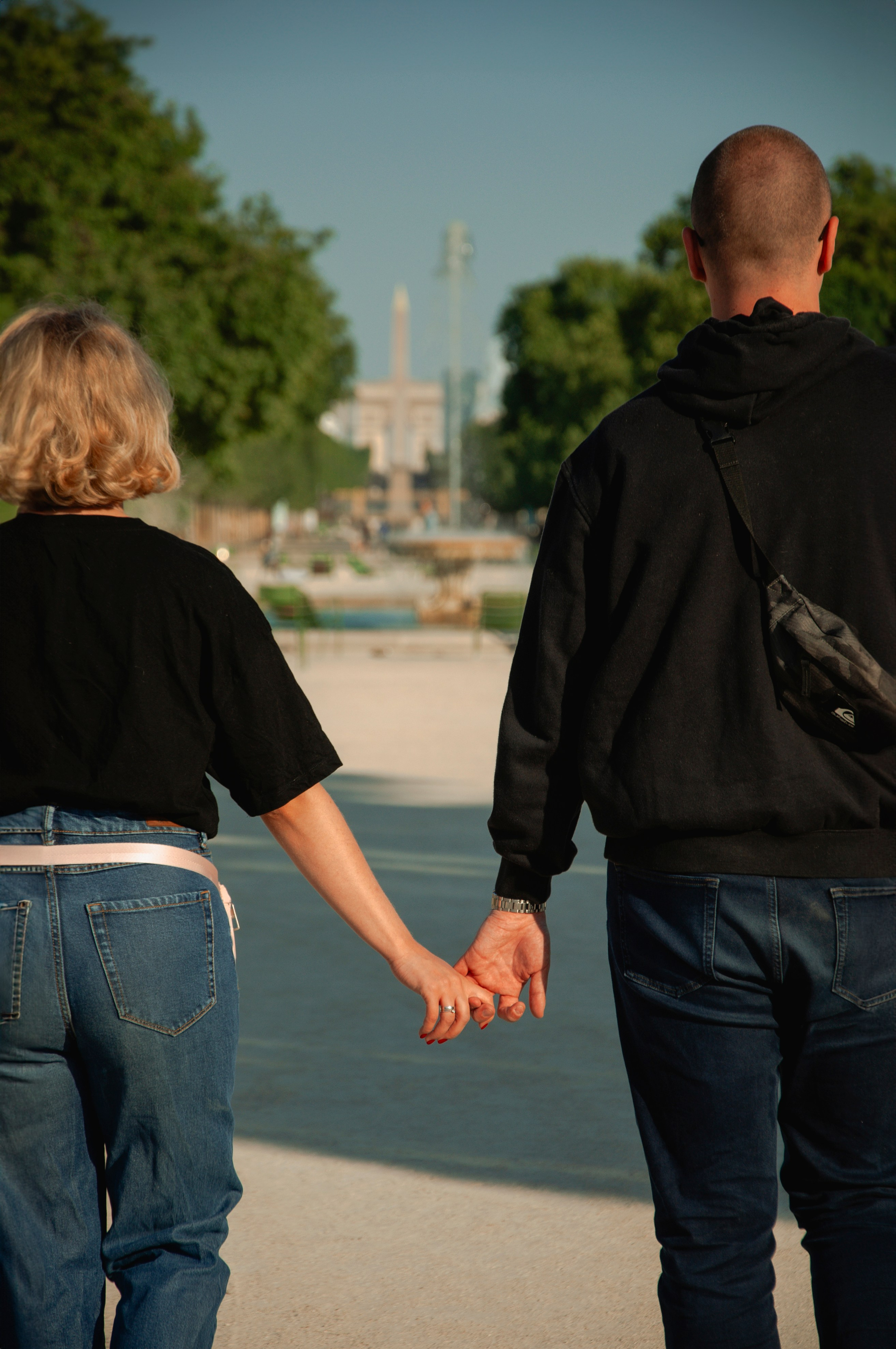Couple photoshoot near the Louvre. Paris photographer — Polina Osipova
