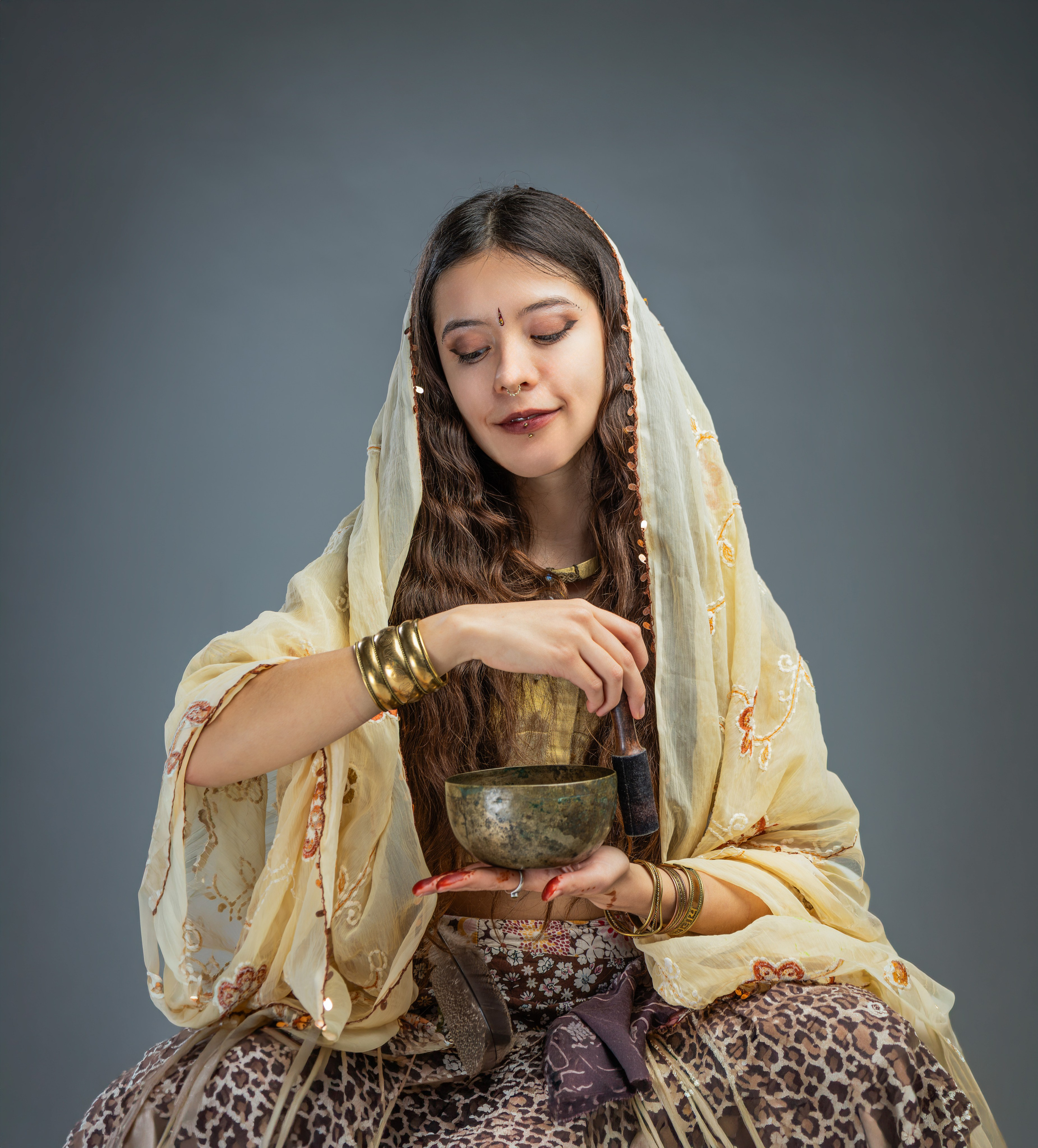Alma A. Fotograf. Lucrez cu oameni, produse și spații. Portret și fotografie creativă. Bacău, România. Lidia Savinoiu