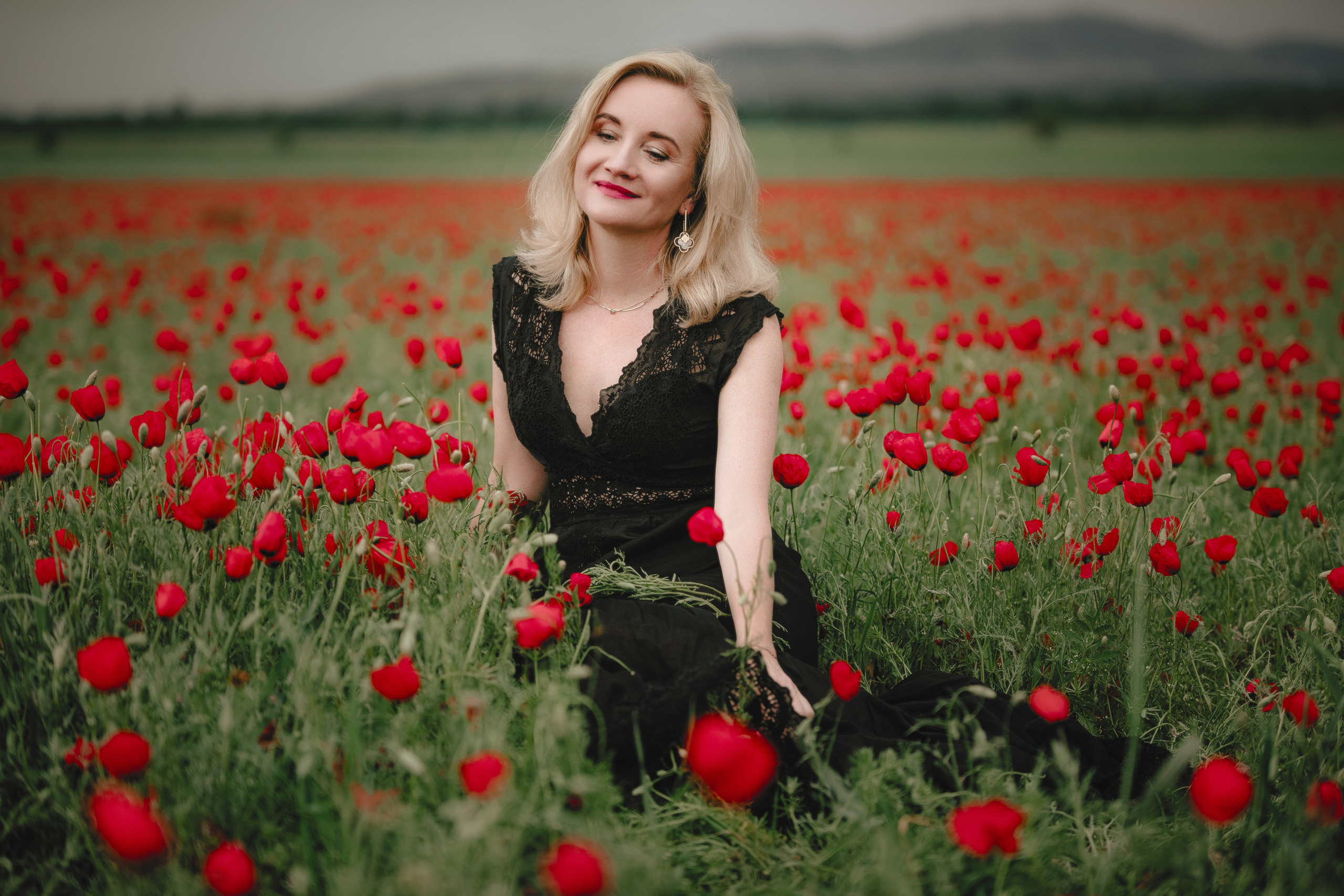 В маках. Валерия Вартанова. Фотограф