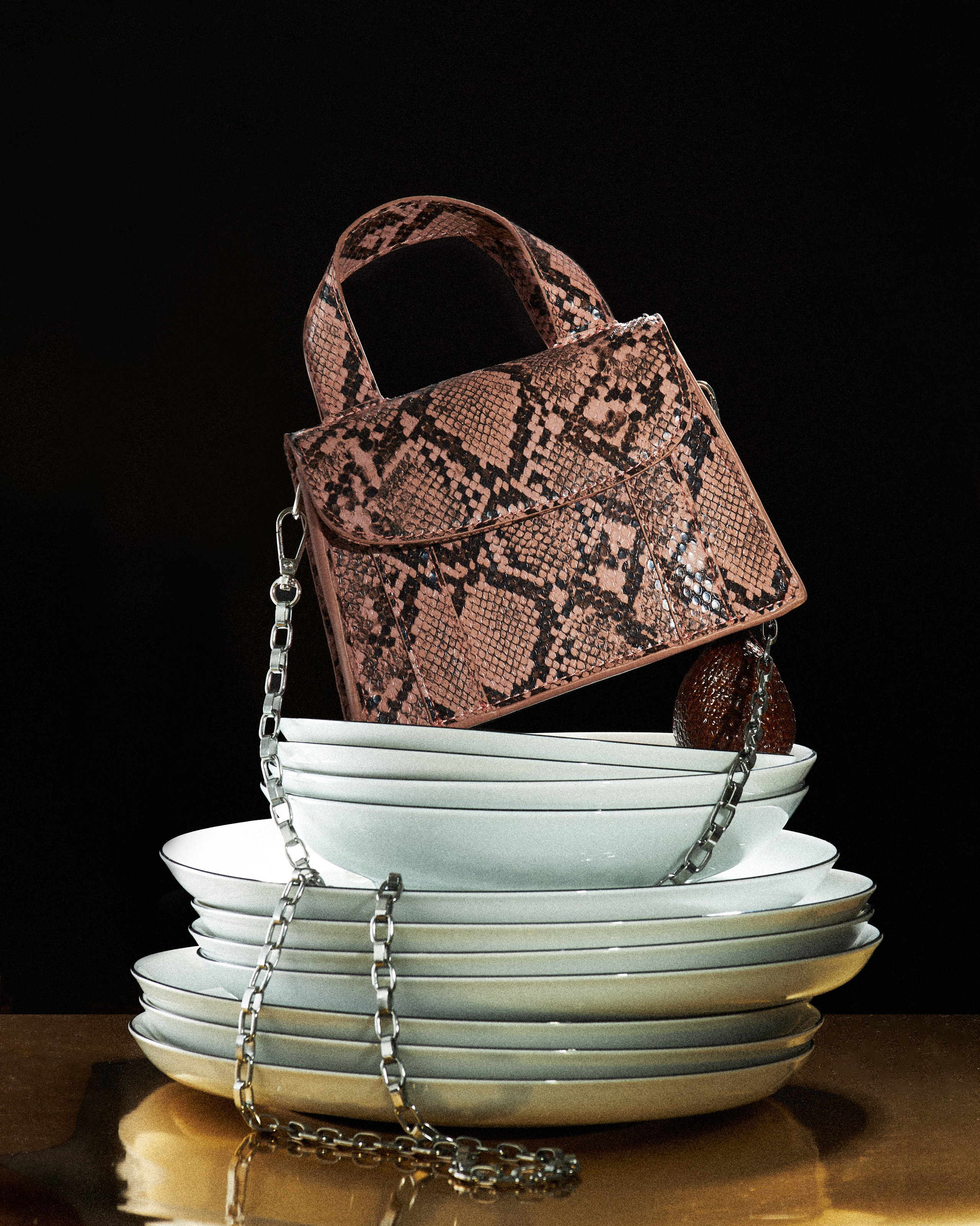 Werbefotografie von Damenhandtasche, kreative Studio-Produktfotografie