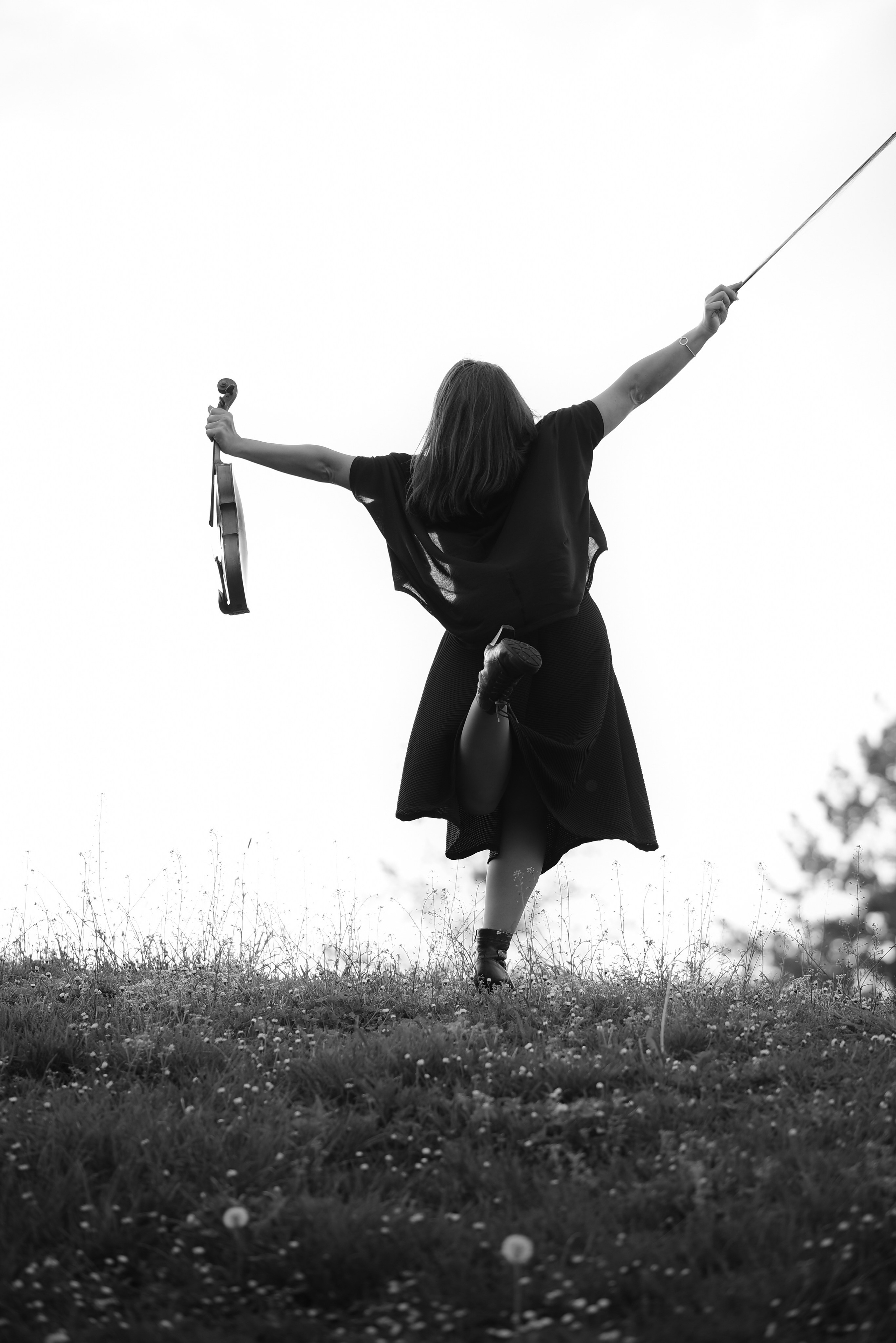 Fotoshooting eineр Geigerin beim Spielen im Freien. Schwarz-weiß Fotografie in Münster. Fotografin Viktoria Roschen
