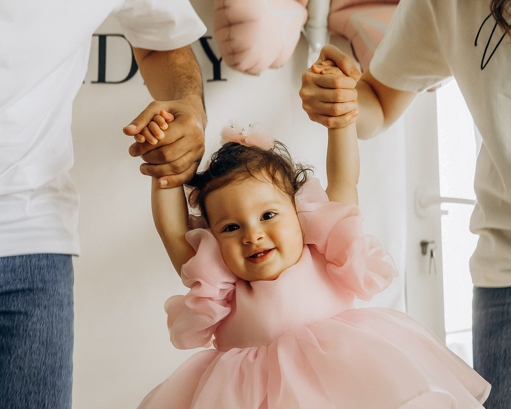 Smash the cake. Professional Photographer Abu Dhabi, Dubai — Yulia Ismoilova | 2025