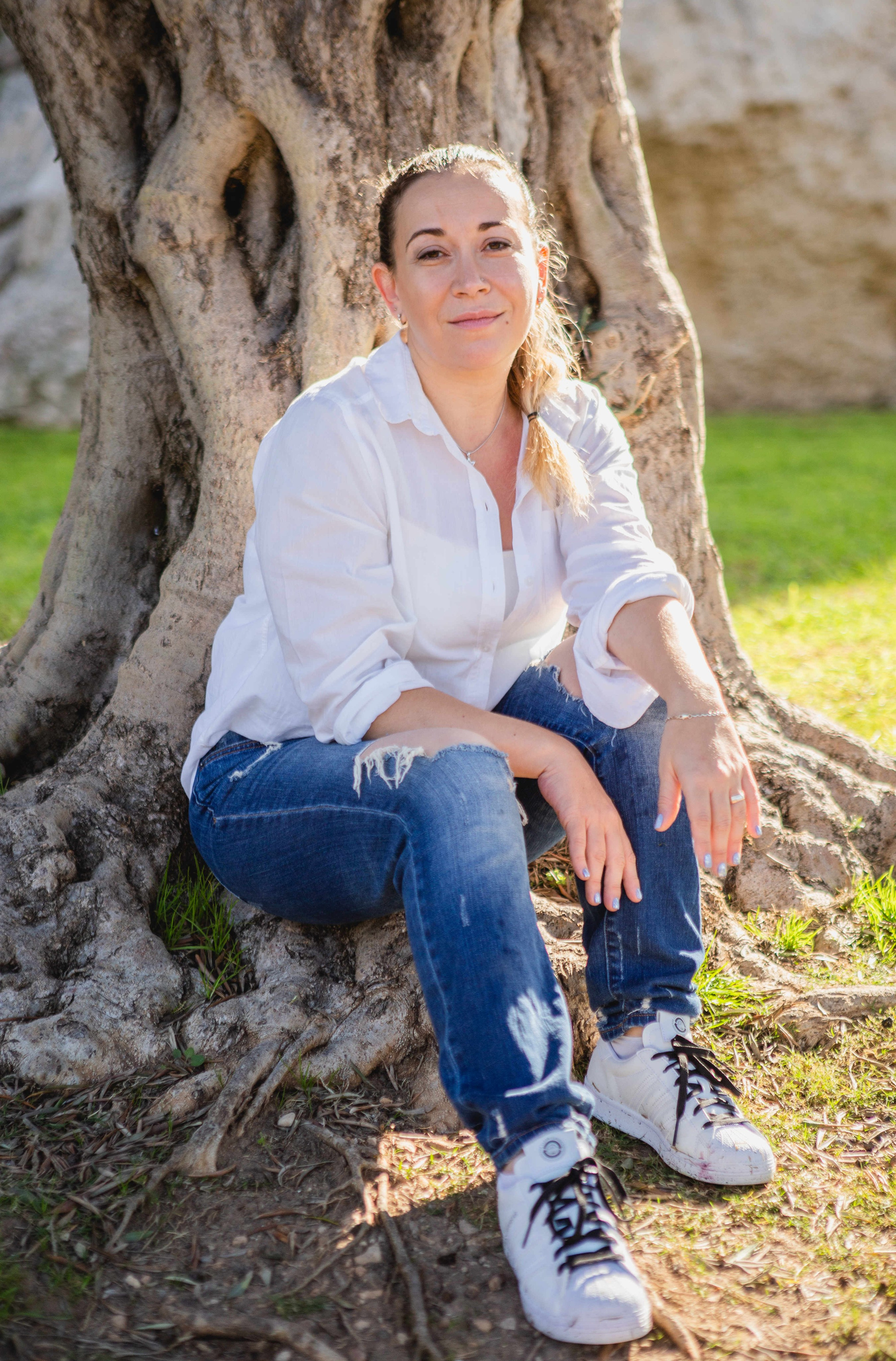 AT THE WALLS OF THE OLD CITY. PHOTOGRAPHER IN ISRAEL