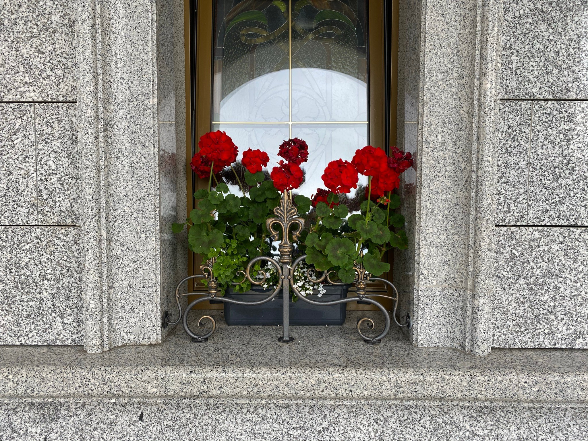 Цветочницы Храма-памятника в честь Всех Святых и в память о жертвах, спасению Отечества нашего послуживших в городе Минске Минской Епархии Белорусской Православной Церкви. 2018 - 2020 г. Сталь, лазерная резка, художественная ковка, сварка.